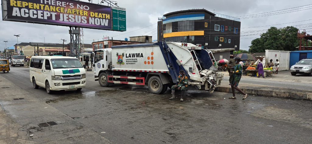 LagosChronicles's tweet photo. Lagos Holds Monthly Environmental Sanitation Exercise in Oshodi, Says Cleaning Alone Is Not Enough

… LAWMA MD says sanitation is a chain, and every link must work for lasting cleanliness

https://t.co/safYPb3Eig

@muyiwag @tokunbo_wahab @Lawma_gov https://t.co/xCRSwQ2mu2