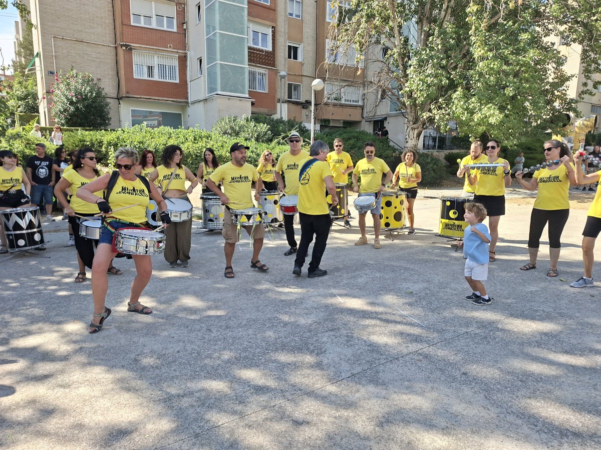 AVSanLorenzo's tweet photo. ¡Ya han comenzado las fiestas del barrio de San Lorenzo de Hortaleza! 🎉

📍 Os esperamos hasta las 23.00 horas con actividades gratuitas para todas las edades en el jardín de Rubén Caravaca de la calle Manizales 😉 https://t.co/m9SOCv75zG