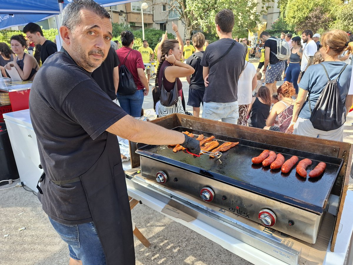AVSanLorenzo's tweet photo. ¡Ya han comenzado las fiestas del barrio de San Lorenzo de Hortaleza! 🎉

📍 Os esperamos hasta las 23.00 horas con actividades gratuitas para todas las edades en el jardín de Rubén Caravaca de la calle Manizales 😉 https://t.co/m9SOCv75zG