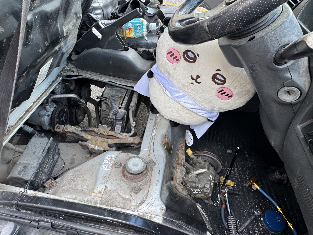 BP5_LEGACYfwo's tweet photo. 冷えないということで今日はラッコ先生によるハイゼットトラック　s200pのエアコンコンプレッサー交換！おかげで寒いくらい冷えた❄️ https://t.co/FJ8TjNkzYv