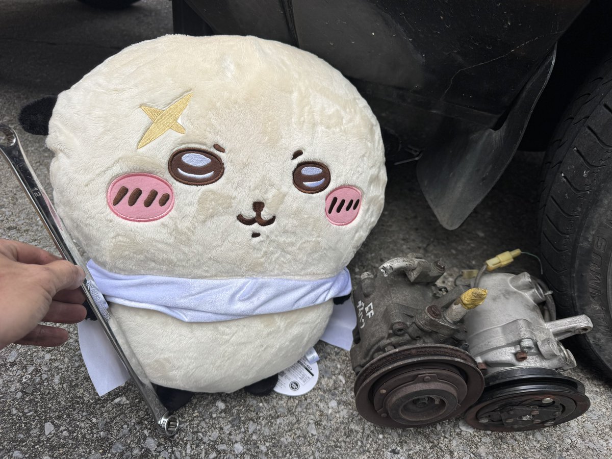 BP5_LEGACYfwo's tweet photo. 冷えないということで今日はラッコ先生によるハイゼットトラック　s200pのエアコンコンプレッサー交換！おかげで寒いくらい冷えた❄️ https://t.co/FJ8TjNkzYv