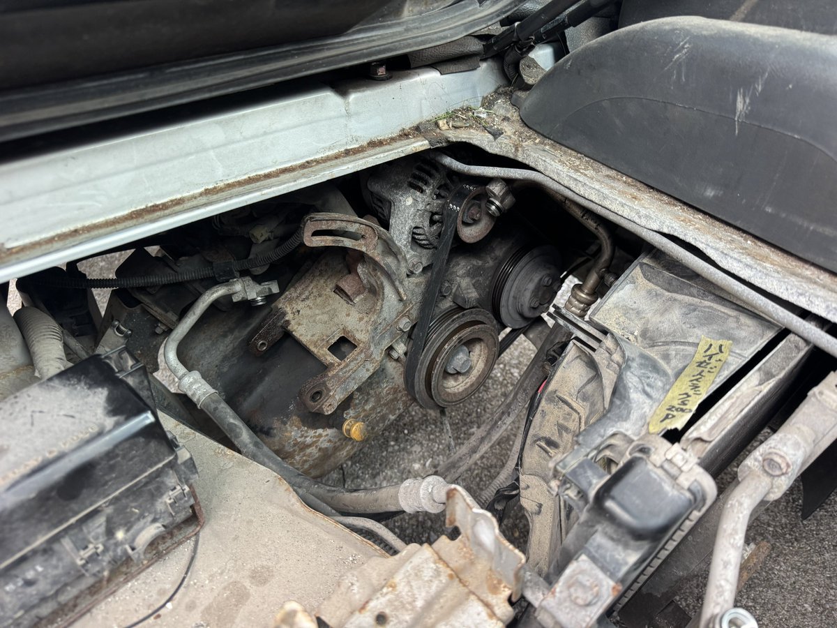 BP5_LEGACYfwo's tweet photo. 冷えないということで今日はラッコ先生によるハイゼットトラック　s200pのエアコンコンプレッサー交換！おかげで寒いくらい冷えた❄️ https://t.co/FJ8TjNkzYv