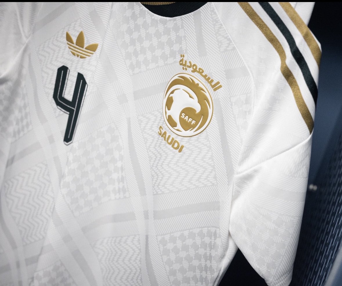 Abou4Saif's tweet photo. الهابطين المباراة الاولى قالوا ما بنحضر 🤣✌🏻

المباراة الثانية الكابو قال الحضور بالأبيض.. 

سمعنا صياحهم في كل مكان 🤣✌🏻 https://t.co/Bp39AE5FBS