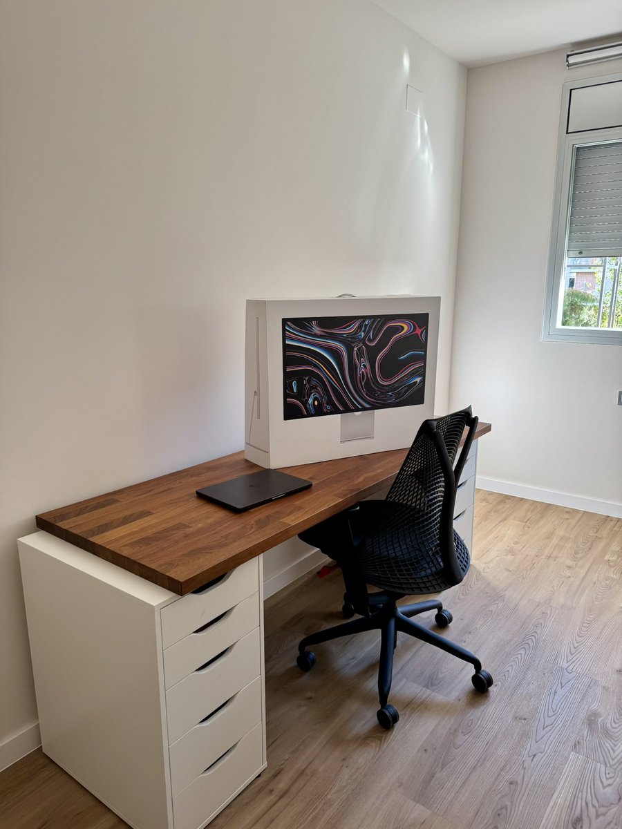 obnol1's tweet photo. moving in essentials 🎯 https://t.co/zhlExeTbEB