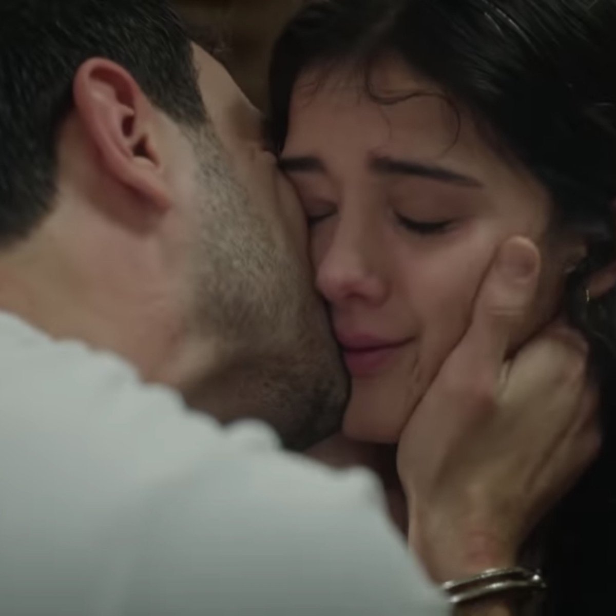 huejiji's tweet photo. There’s just something so special about these kisses in every episode 🥹 It feels so tender and heartwarming, I literally can’t put it into words... 😭💛

​#SevdiğimSensin #DicEr https://t.co/4MfsA8DpI7