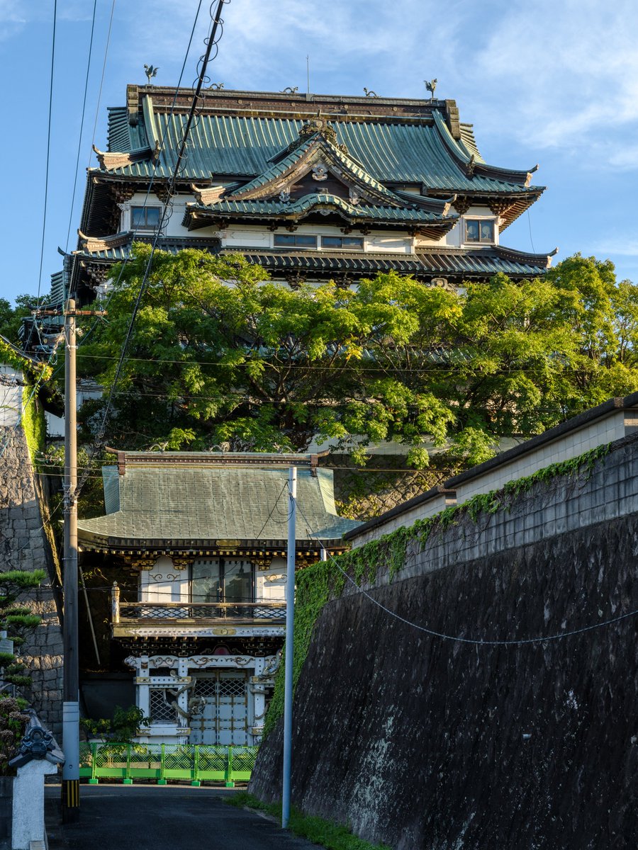 JIYUKENKYU_jp's tweet photo. 「北九州に城の廃墟があります」と教えてもらい見てきた個人所有の城がド派手すぎる。
たまたまいた近所の人や身内の方が教えてくれたんだけど、白鷺城に似せて作ったものの、30年前くらいに使われなり、取り壊しもできないので今は県が管理しているとの事。
昔は中で虎とか飼っていたらしい https://t.co/0kAgmBtC7C