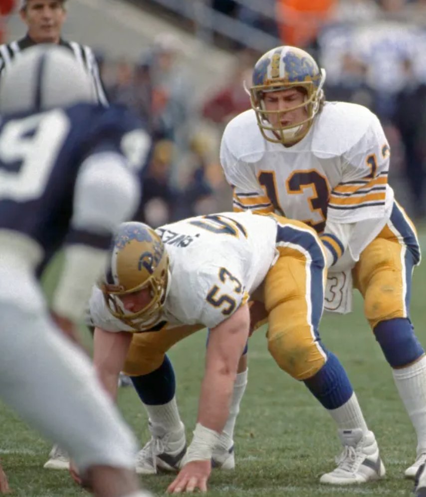 vmpops's tweet photo. A reminder of what a peak, optimal football uniform looks like (right). https://t.co/f5KHCgVO3h