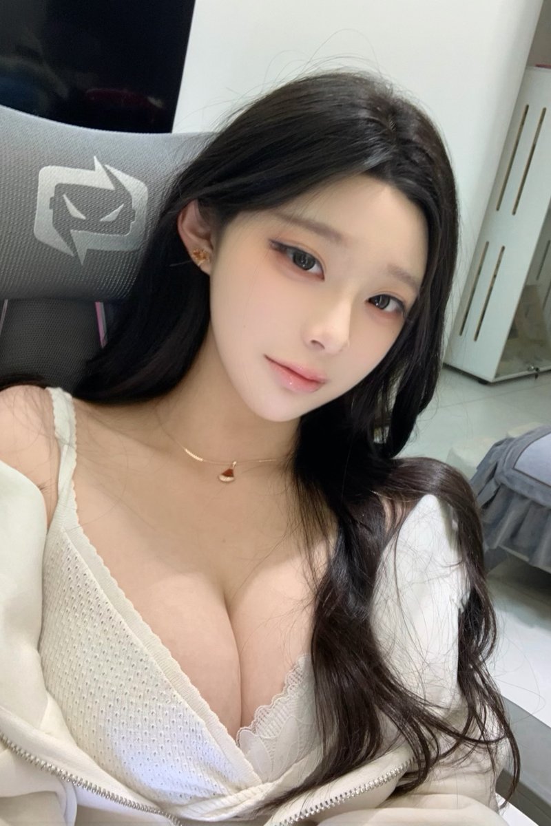 yingshaoovo's tweet photo. 少妇 #童颜巨乳 https://t.co/edaeMw4XJX