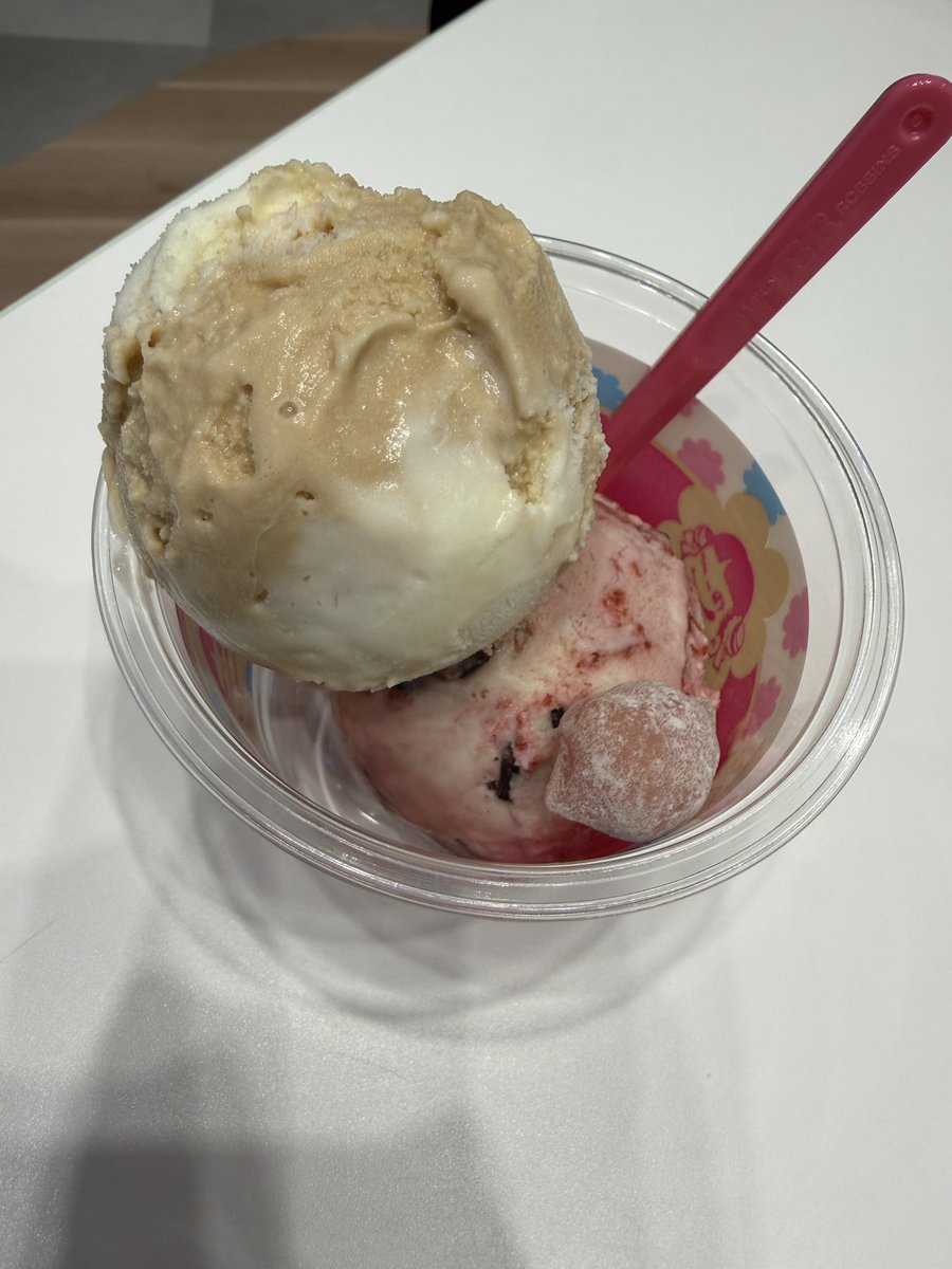 sc_lesson's tweet photo. みゆはさっきディッパーダンのクレープとサーティワンのアイス食べてきたよ~💕😽

どっちもめちゃうますぎて感動(T ^ T)✨️

クレープのチーズケーキ🧀おいしかった🫣❤︎
アイスには生ミルクキャンディ🍨？みたいなのついてきたの🫶

みんなは甘いものといったらなにがすきー？

 #みゅみゅ https://t.co/Ieoqnz5tNw