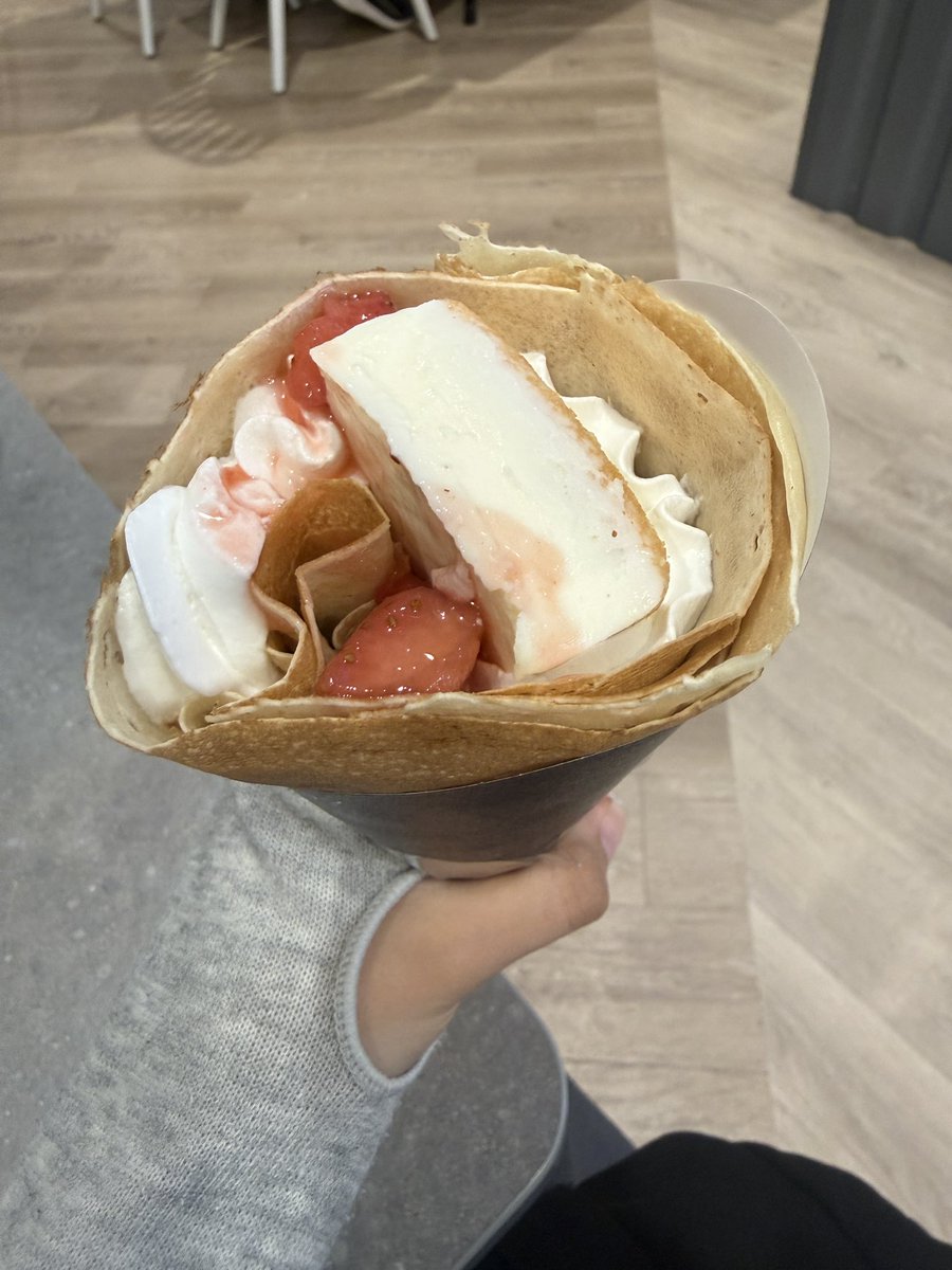 sc_lesson's tweet photo. みゆはさっきディッパーダンのクレープとサーティワンのアイス食べてきたよ~💕😽

どっちもめちゃうますぎて感動(T ^ T)✨️

クレープのチーズケーキ🧀おいしかった🫣❤︎
アイスには生ミルクキャンディ🍨？みたいなのついてきたの🫶

みんなは甘いものといったらなにがすきー？

 #みゅみゅ https://t.co/Ieoqnz5tNw