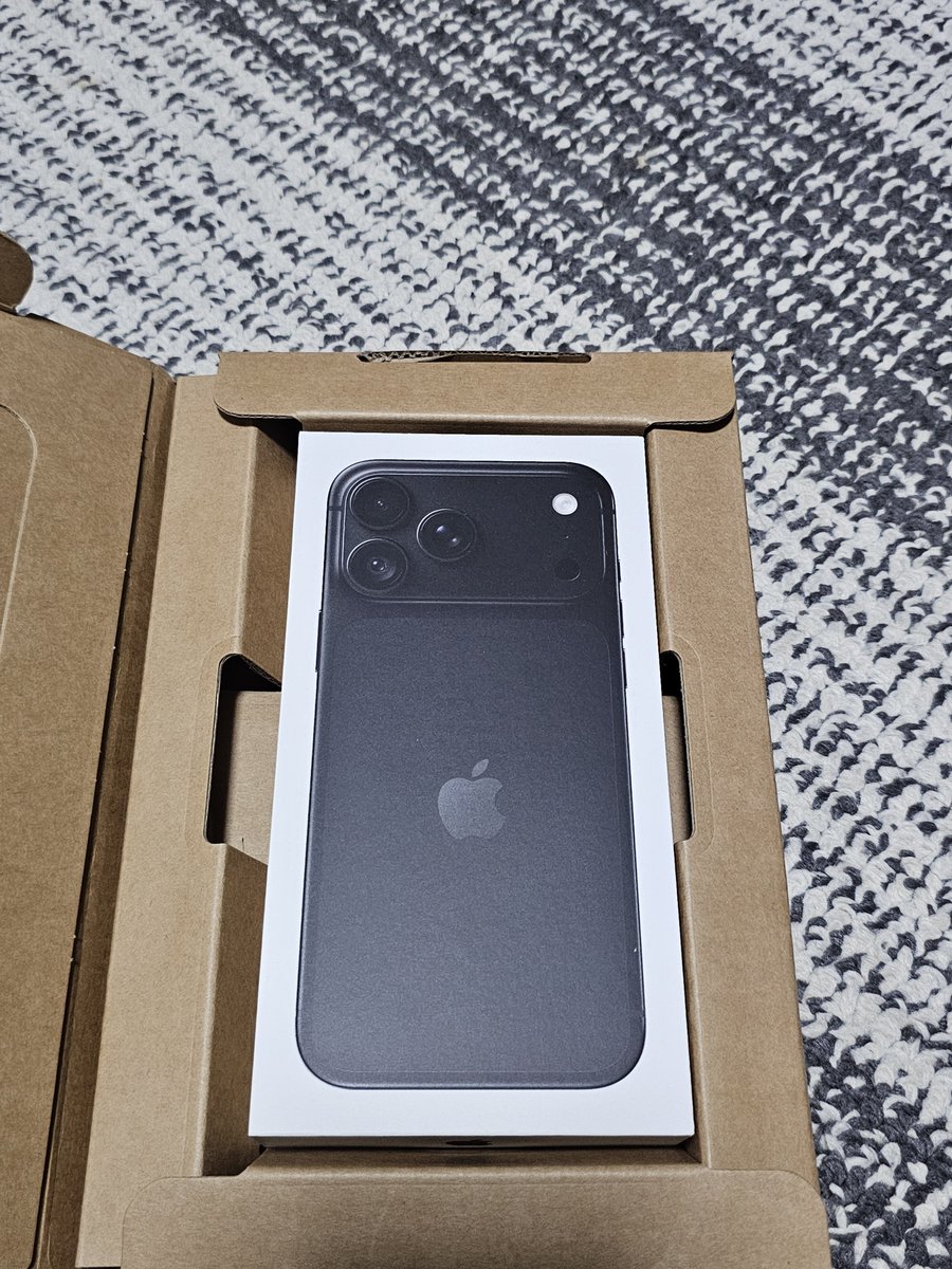 Free_bird1973's tweet photo. iPhone18ProMaxが予定より1週間早く到着😆

#iPhone18ProMax https://t.co/WR7lEfI00s