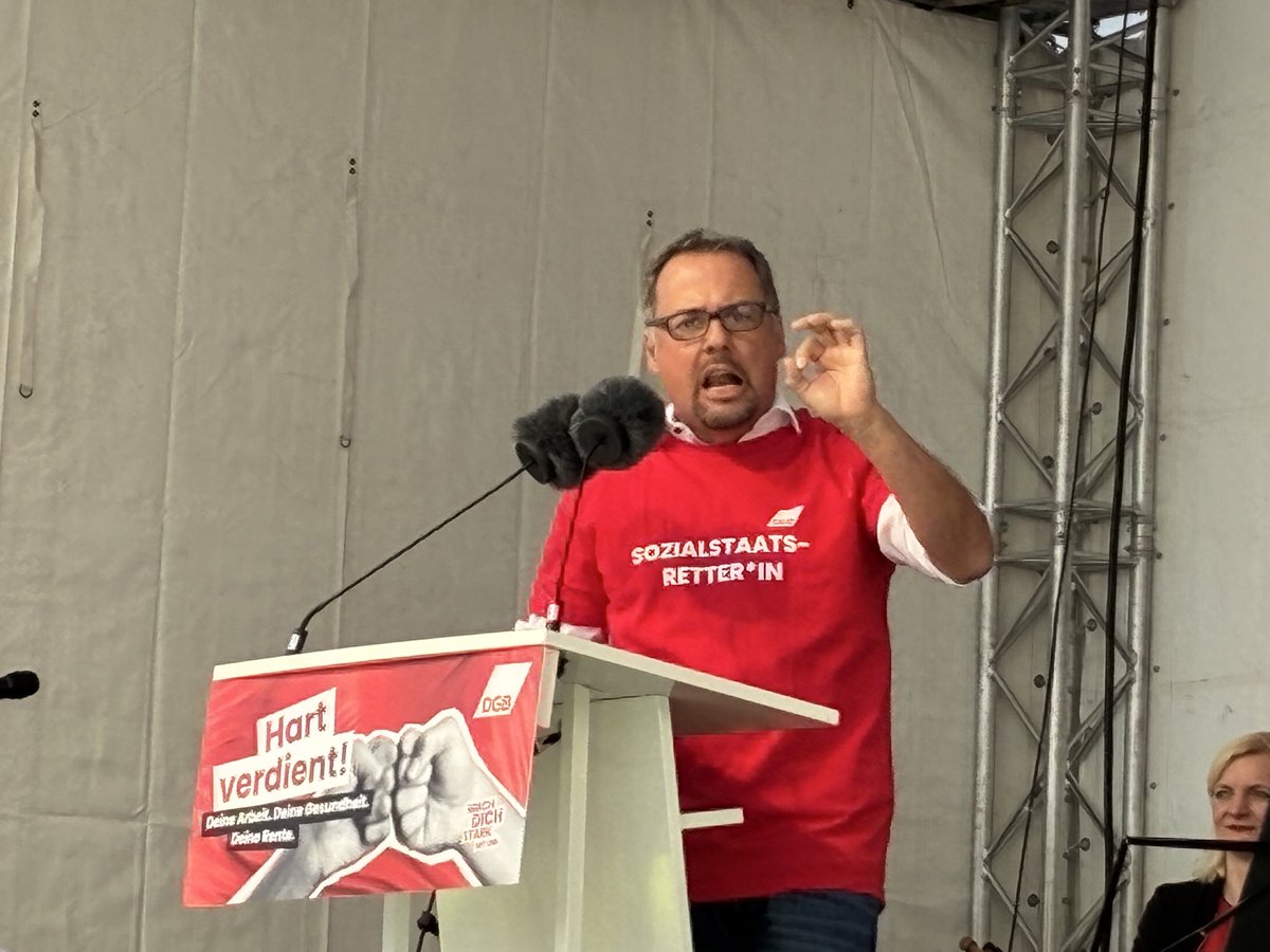 EiflerUlrike's tweet photo. Liebe Politiker, glaubt nicht alles, was die Arbeitgeber euch zurufen! Die Beschäftigten brauchen keine Änderung des Arbeitszeitgesetzes! Ganz starke Rede von Mustafa Öz in Nürnberg. #HartVerdient https://t.co/D7BlhdDqPt