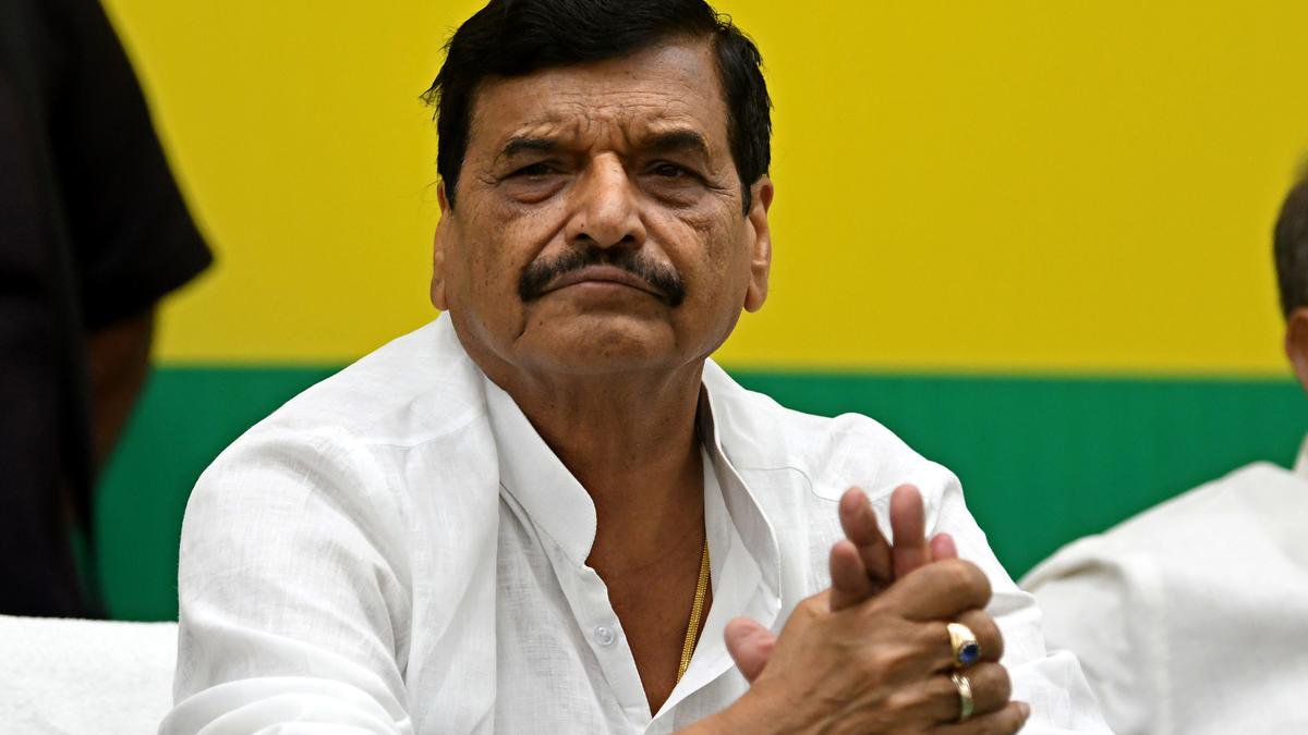 LutyensMediaIN's tweet photo. रामगोपाल यादव, सपा सांसद:
“यूपी में कांग्रेस की कोई हैसियत नहीं है, हम ही इन्हें प्रत्याशी देते हैं।”

शिवपाल यादव, सपा विधायक:
“यूपी में कांग्रेस को 1 वोट नहीं मिलने वाला।”

इकरा हसन, सपा सांसद:
“यूपी में सपा को कांग्रेस की जरूरत नहीं है।”

राजीव राय, सपा सांसद:
“अखिलेश यादव की वजह से राहुल गांधी सांसद बने।”

समाजवादी पार्टी जो पिछले पांच साल से सड़कों से गायब है लोगों के मुद्दें को लेकर उनको कभी किसी ने सड़क पर नहीं देखा वह देश की सबसे बड़ी विपक्षी पार्टी को बता रही है कि यूपी में हमारे सामने सरेंडर कर दीजिए।