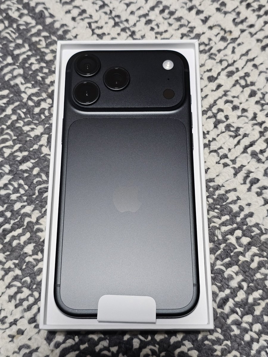 Free_bird1973's tweet photo. iPhone18ProMaxが予定より1週間早く到着😆

#iPhone18ProMax https://t.co/WR7lEfI00s