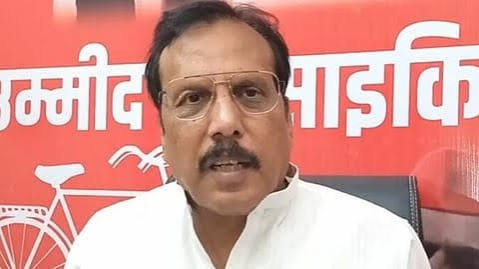 LutyensMediaIN's tweet photo. रामगोपाल यादव, सपा सांसद:
“यूपी में कांग्रेस की कोई हैसियत नहीं है, हम ही इन्हें प्रत्याशी देते हैं।”

शिवपाल यादव, सपा विधायक:
“यूपी में कांग्रेस को 1 वोट नहीं मिलने वाला।”

इकरा हसन, सपा सांसद:
“यूपी में सपा को कांग्रेस की जरूरत नहीं है।”

राजीव राय, सपा सांसद:
“अखिलेश यादव की वजह से राहुल गांधी सांसद बने।”

समाजवादी पार्टी जो पिछले पांच साल से सड़कों से गायब है लोगों के मुद्दें को लेकर उनको कभी किसी ने सड़क पर नहीं देखा वह देश की सबसे बड़ी विपक्षी पार्टी को बता रही है कि यूपी में हमारे सामने सरेंडर कर दीजिए।