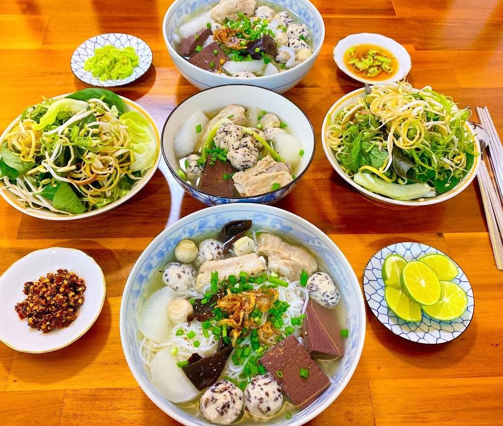 HieuTrinhVn's tweet photo. Đã đến lúc chúng ta phải đi ăn cơm sau một ngày làm việc.
Anh em đâu mang bia tới đây để chung vuiiii https://t.co/kiUFYwjMpW