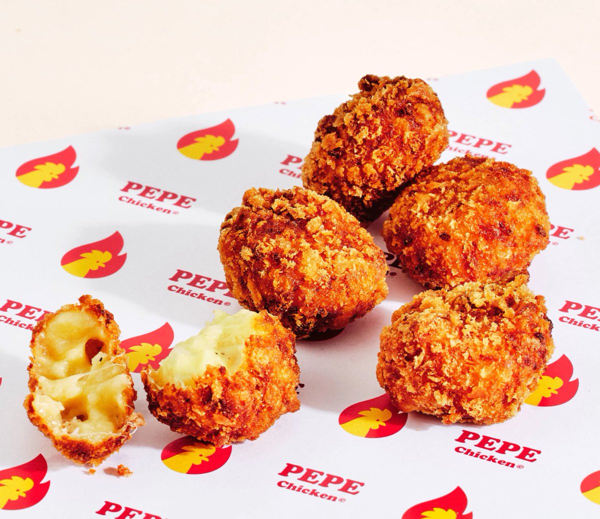 ThePepeChicken's tweet photo. 20€ DE COMMANDE = MAC’N CHEESE BALLS OFFERTS ! 🧀
Pour fêter la petite promo du CM, on va faire un jeu :
PEPE CHICKEN GRATUIT AU PREMIER COMMENTAIRE SANS LIKE (PENDANT 30MIN) 🔥 https://t.co/MuOhXSCxNy