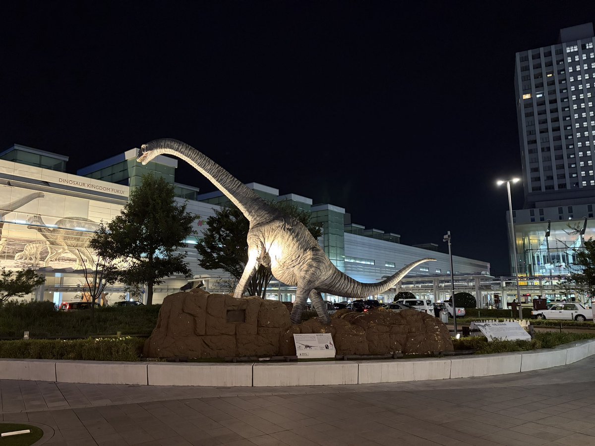 C3199286's tweet photo. 福井駅来た、恐竜いっぱい🦖🦖🦖 https://t.co/M4ZatvDwhl