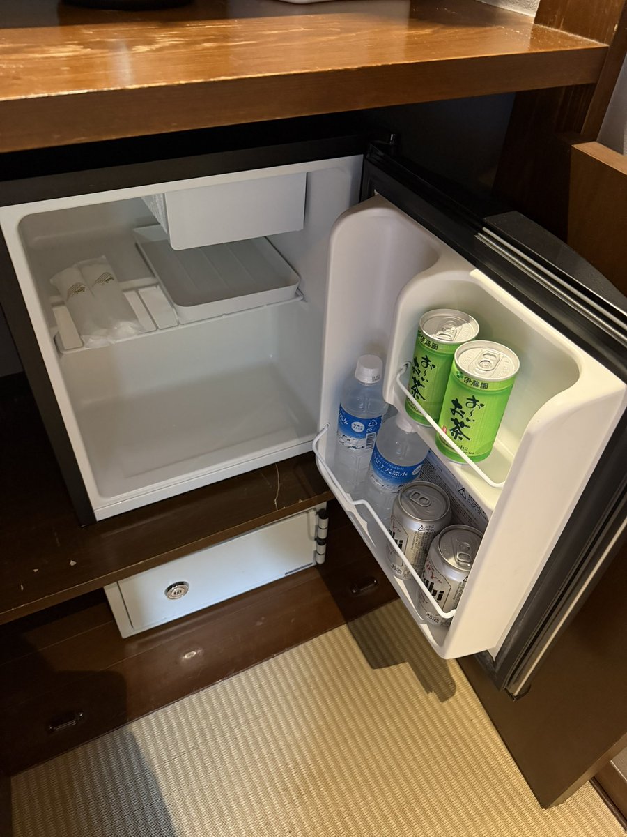 onsen_mami's tweet photo. 磐梯熱海温泉の温泉水を使用したオリジナル化粧水やReFaのドライヤーが備え付けてあります🫧冷蔵庫に入ってる水、お茶、ビールは無料で飲めます🤤🧡 https://t.co/KX6djli2om