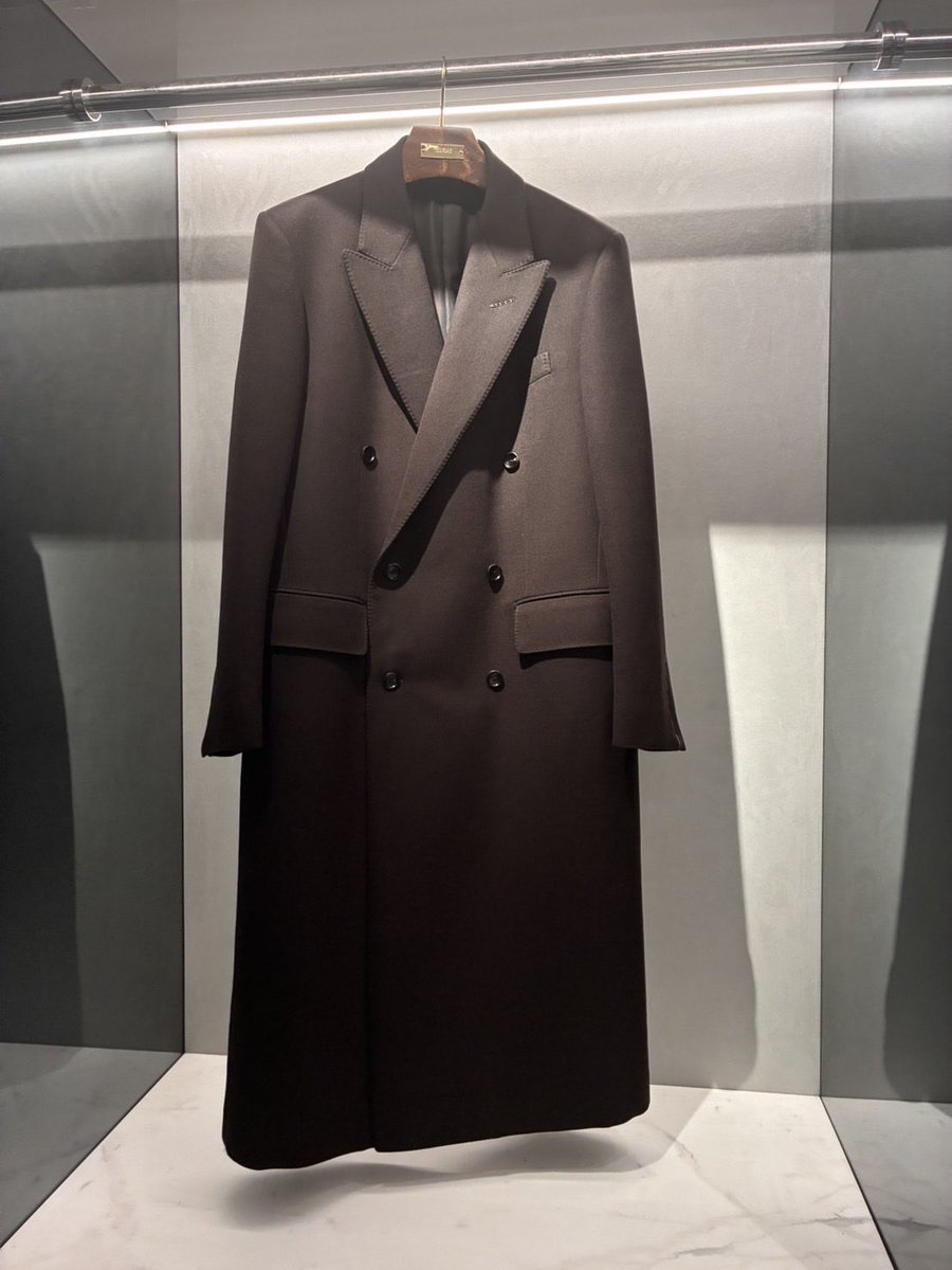 nember_official's tweet photo. 今期のコートTOP2。
←tomford    サンローラン→ https://t.co/d8JbW1wa1I