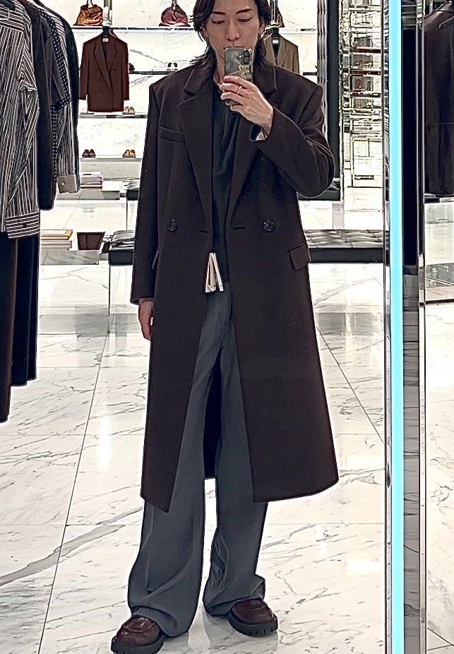 nember_official's tweet photo. 今期のコートTOP2。
←tomford    サンローラン→ https://t.co/d8JbW1wa1I