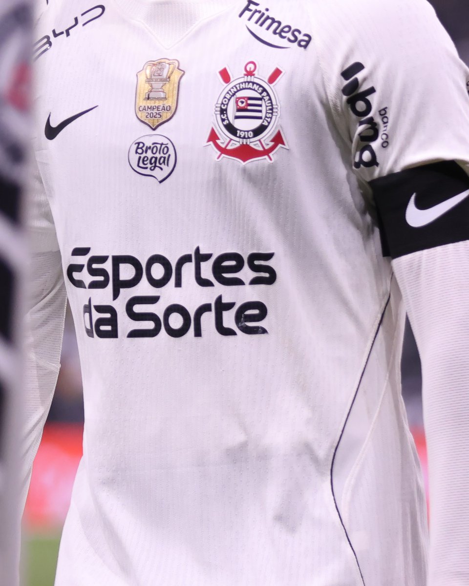 MeuTimao's tweet photo. 🚨 | O Corinthians prevê perder ao menos R$ 480 milhões em receitas com a Esportes da Sorte caso a medida provisória do Governo Federal que restringe o funcionamento das casas de apostas tenha impacto sobre os contratos vigentes.

Segundo apuração do Meu Timão, o valor corresponde aos três anos restantes do acordo com a patrocinadora máster, entre 2027 e 2029. O contrato prevê R$ 150 milhões fixos por temporada, podendo chegar a R$ 200 milhões com o cumprimento de metas.

O clube, porém, teme que o impacto seja ainda maior. A restrição às bets pode afetar outros acordos que tenham empresas do setor envolvidas, como o contrato com a Brax para exploração das placas de publicidade da Neo Química Arena. Além disso, o Corinthians possui contrato de direitos de transmissão válido até 2029, que pode render mais de R$ 1 bilhão ao longo do período.

📸 José Manoel Idalgo / Corinthians