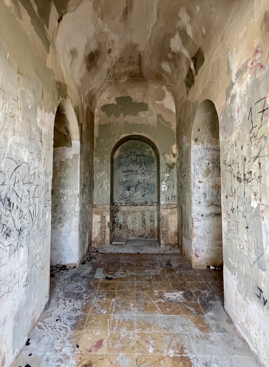 enunlugardelah1's tweet photo. 🍋 El Cristo de Monteagudo no es sólo una escultura gigantesca ✝️, 

Es un conjunto monumental con distintas esculturas por los 4 lados y un pedestal enorme que esconde en su interior un secreto.

Esta pequeña capilla💒 https://t.co/YzX1ALUMPh