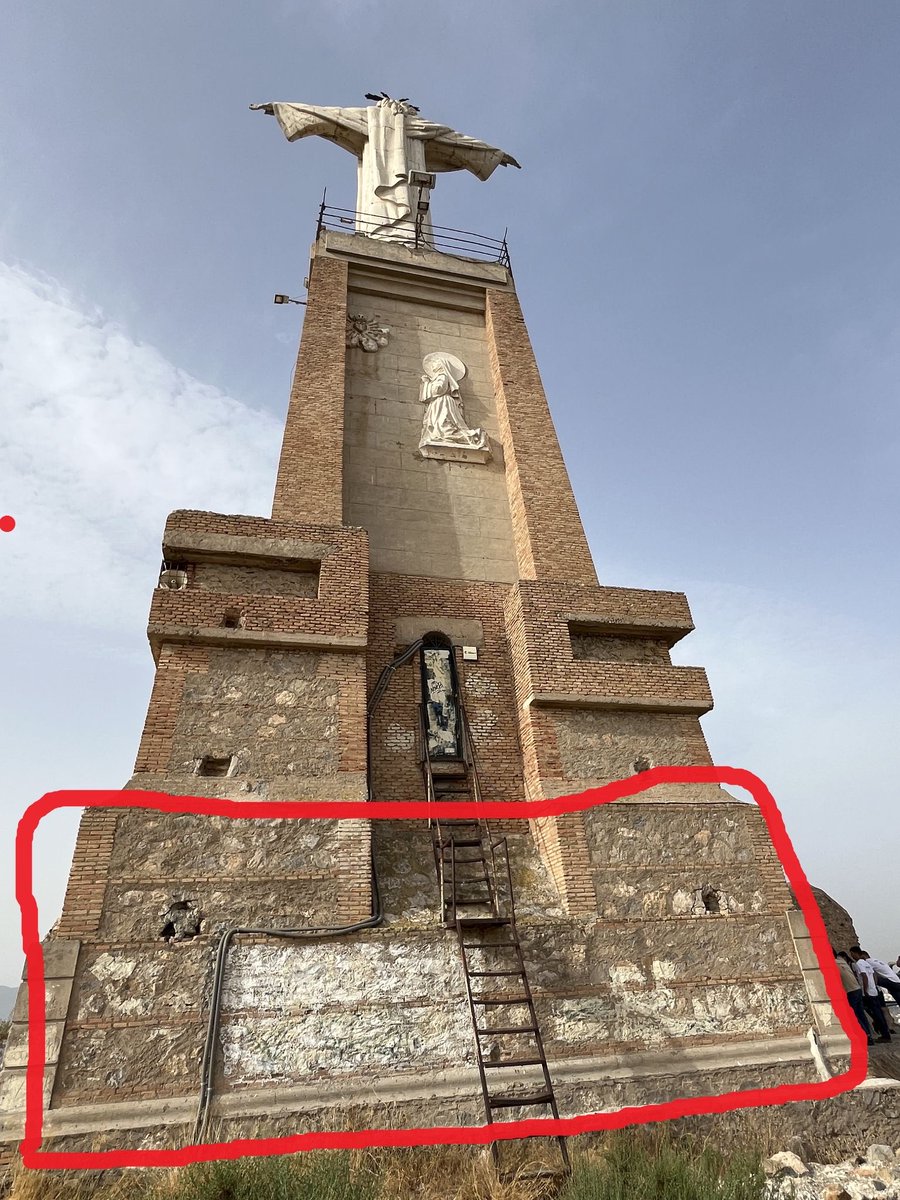 enunlugardelah1's tweet photo. 🍋 El Cristo de Monteagudo no es sólo una escultura gigantesca ✝️, 

Es un conjunto monumental con distintas esculturas por los 4 lados y un pedestal enorme que esconde en su interior un secreto.

Esta pequeña capilla💒 https://t.co/YzX1ALUMPh
