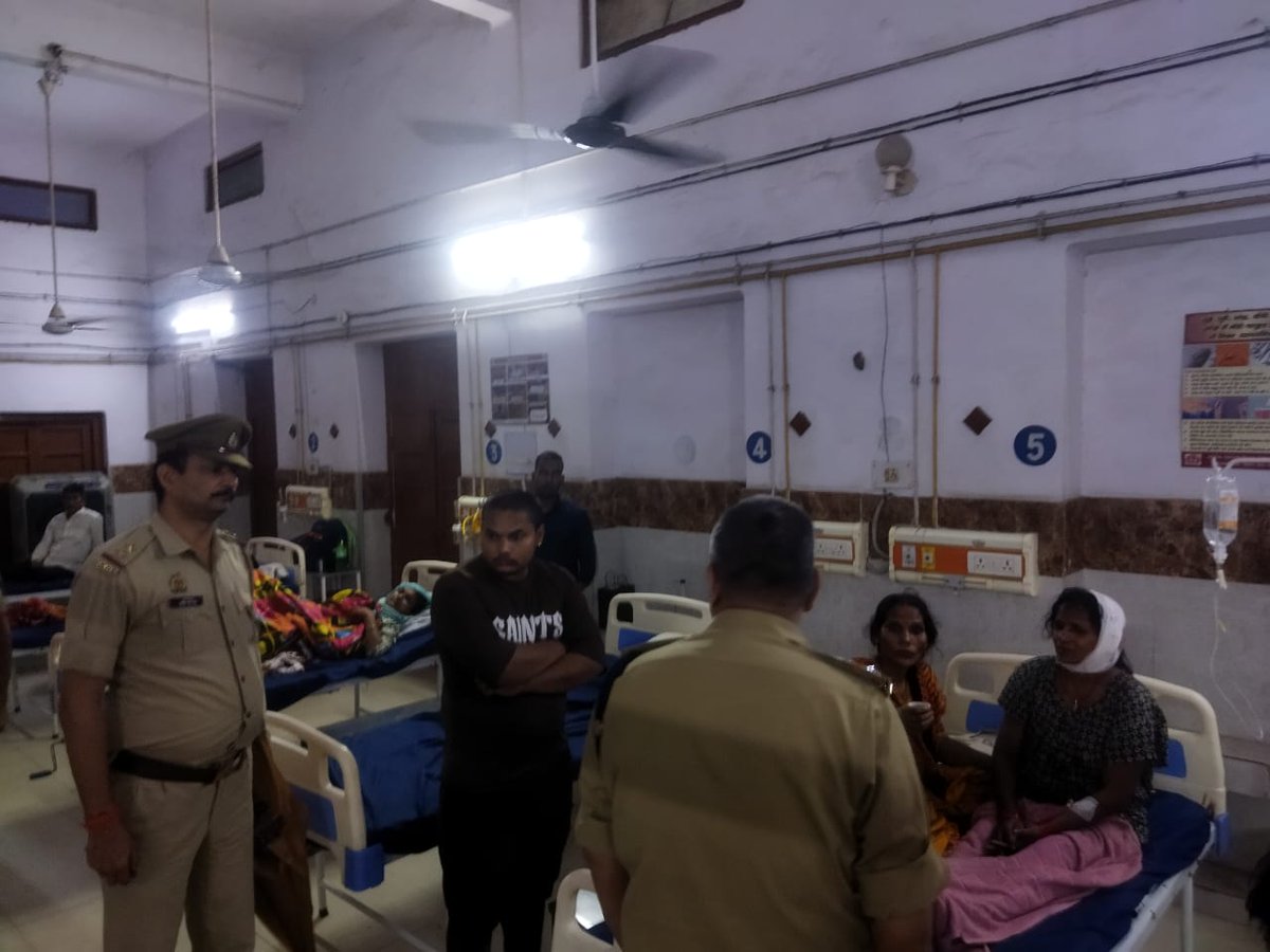 Dm_Gorakhpur's tweet photo. आज  जिला अस्पताल में धर्मशाला पर पेड़ गिरने से घायल हुए लोगों को  मुलाकात कर स्वास्थ्य एवं इलाज के बारे में जानकारी ली राहत और समुचित इलाज के लिए दिया आवश्यक निर्देश | @UPGovt 
@CMOfficeUP 
@InfoDeptUP https://t.co/twr0awNRJO