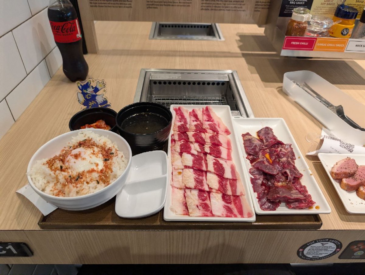 Lurozeroc's tweet photo. 昨天是中秋節，但俗話說「十五的月亮十六圓」！🌕 當然要拿出本充氣狼狼專屬的「特製黃色滿月」來給大家賞月啦🎈✨  
而且���台灣，中秋節就是要烤肉！所以我只好勉為其難地帶我那在新加坡的人類來吃燒肉了🥩
（好啦，其實阿爾傑特 @ArzehtPastro  也在，根本是他看著烤肉流口水，硬把還在賞月的我抓過來的！🐺💦）

Yesterday was the Mid-Autumn Festival, but they say the moon is roundest on the 16th! 🌕 So I brought out my exclusive squeaky yellow "full moon" for everyone to enjoy! 🎈✨ 
Also, having BBQ is a Mid-Autumn tradition in Taiwan, so I reluctantly brought my human in Singapore out for some grilled meat today. 🥩
(Okay fine, @ArzehtPastro is here too... he was the one drooling over the meat and dragged me away from my moon-viewing! 🐺💦)   

🐺🎈by @FactoryCreature 

#SqueakySaturday #inflatable #MidAutumnFestival