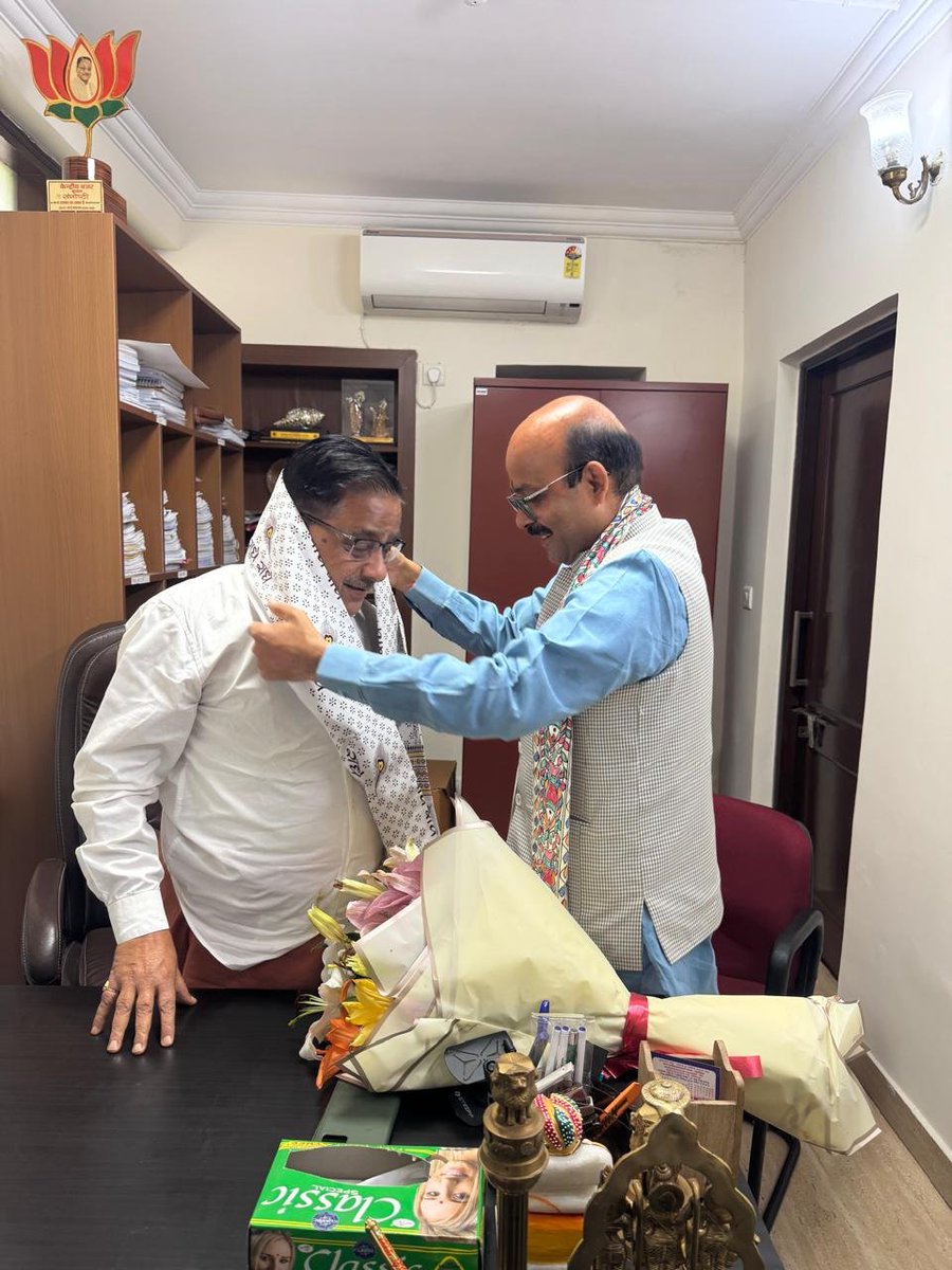 AgrawalRMD's tweet photo. भाजपा के राष्ट्रीय महामंत्री तथा कर्नाटक एवं बिहार राज्य के प्रभारी मा @HarishD_BJP जी ने आज दिल्ली स्थित हमारे निवास पर मुलाकात की 

विभिन्न विषयों पर गम्भीर चर्चा हुई https://t.co/m3msMXYSMx