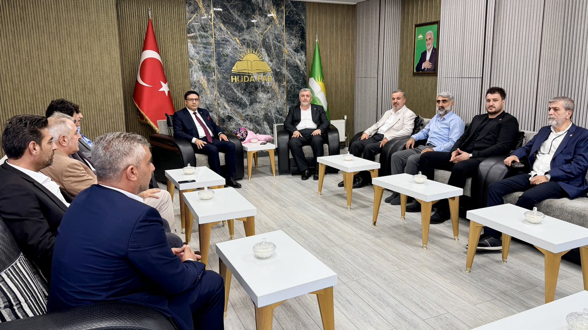 HudaPar21's tweet photo. CHP Diyarbakır İl Başkanı Sertaç Eke ve beraberindeki heyet, İl Başkanımız Zeynul Abidin Gülsever'e nezaket ziyaretinde bulundu. 

Bu nazik ziyaretinden ötürü CHP ��l Başkanı Eke ve yönetimine teşekkür ederiz. https://t.co/SBB4sPrsrF
