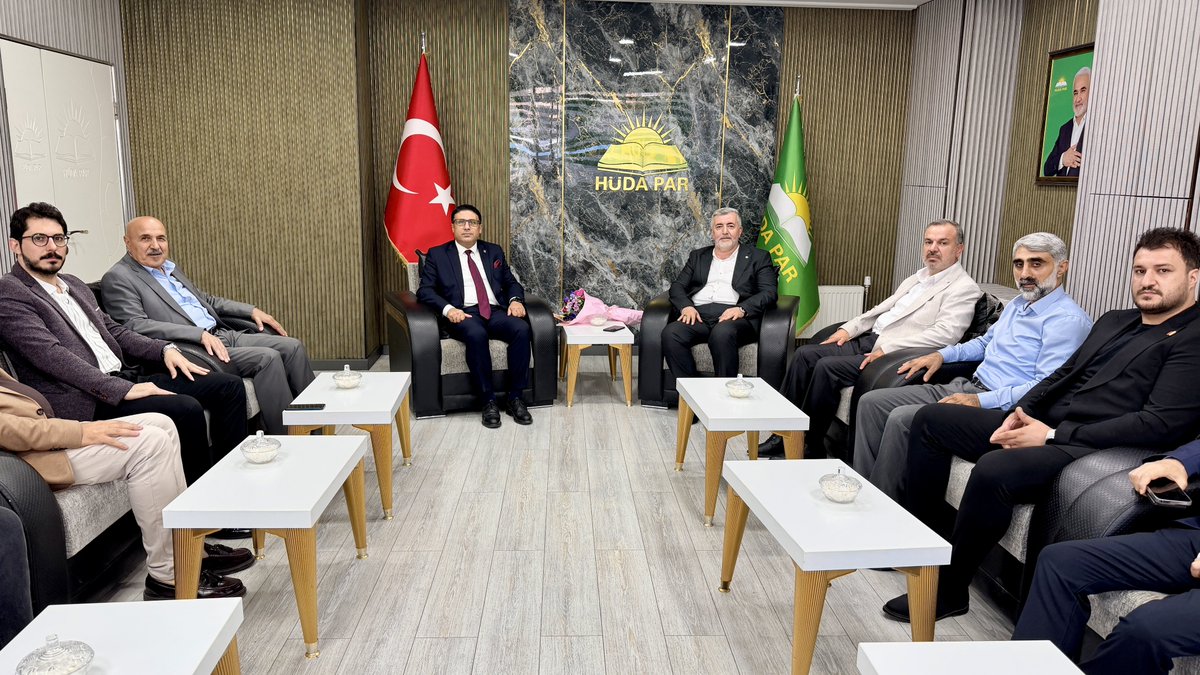 HudaPar21's tweet photo. CHP Diyarbakır İl Başkanı Sertaç Eke ve beraberindeki heyet, İl Başkanımız Zeynul Abidin Gülsever'e nezaket ziyaretinde bulundu. 

Bu nazik ziyaretinden ötürü CHP ��l Başkanı Eke ve yönetimine teşekkür ederiz. https://t.co/SBB4sPrsrF
