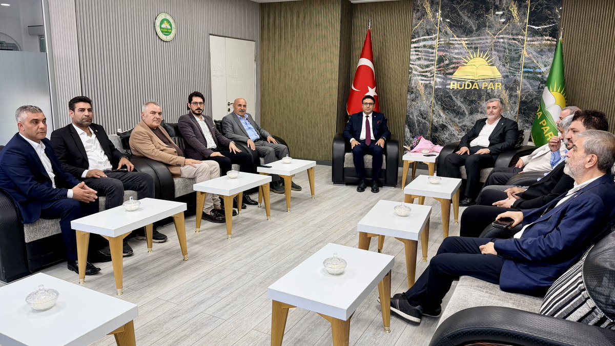 HudaPar21's tweet photo. CHP Diyarbakır İl Başkanı Sertaç Eke ve beraberindeki heyet, İl Başkanımız Zeynul Abidin Gülsever'e nezaket ziyaretinde bulundu. 

Bu nazik ziyaretinden ötürü CHP ��l Başkanı Eke ve yönetimine teşekkür ederiz. https://t.co/SBB4sPrsrF