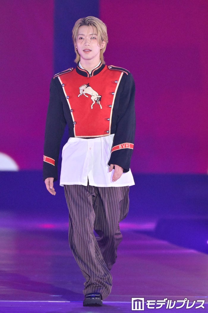 modelpress's tweet photo. 【♥️Rakuten GirlsAward 2026 A/W🍰🍭】

BUDDiiS森愁斗、ナポレオンジャケットで
ロイヤルオーラ纏う🎠

「英国の王子様かな？」「雰囲気違ってドキッとした」と悶絶の声
https://t.co/GZSrZs6UM0

#ガルアワ2026AW @MORRIE_SHOOT_MG https://t.co/S0qisppxuE