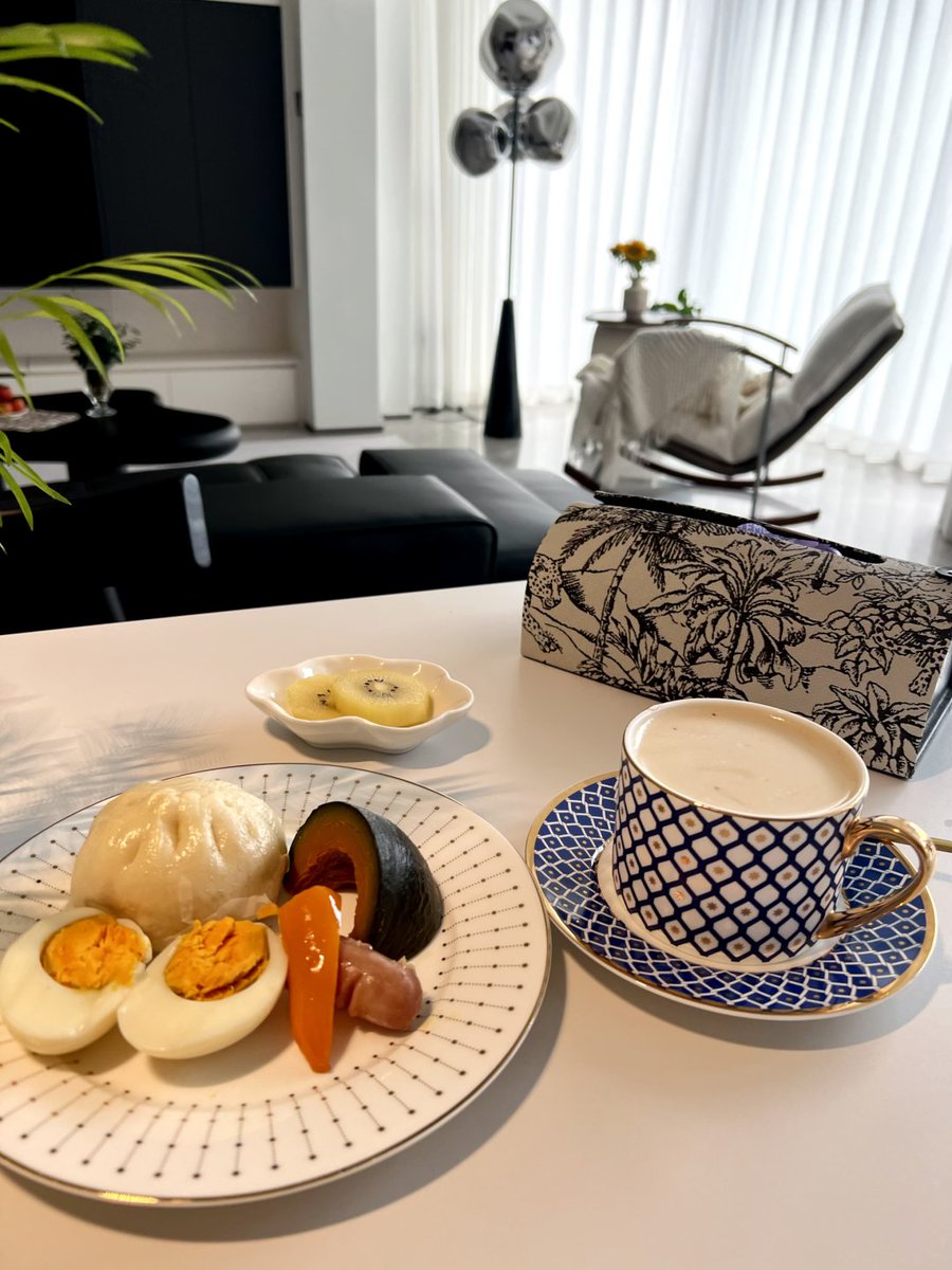 Dilerfdf's tweet photo. Exquisite tableware and sunlight from the window start a beautiful day! https://t.co/kLMTewsewH