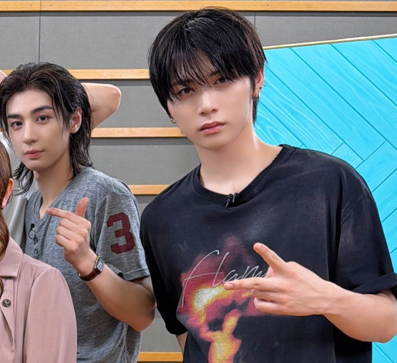 seishca's tweet photo. mygod.. why does leehan look so TINY next to taesan lately https://t.co/8Gr85hSvrQ
