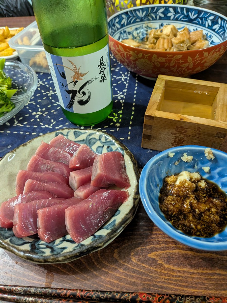 GUN8381's tweet photo. 休日出勤を片付けての家呑みです🍶
成田の地酒長命泉を、旬の鰹刺し身で頂きますよ🐟
成田山新勝寺のお膝元で醸されるだけあって、癖が無く呑みやすいのに旨味は濃いという銘酒です😋
我が千葉県は色々と厳しい事態が続いてますが、良い酒を呑んで元気を出しますよ💪
#千葉県
#日本酒 https://t.co/N9vKe8XgVB