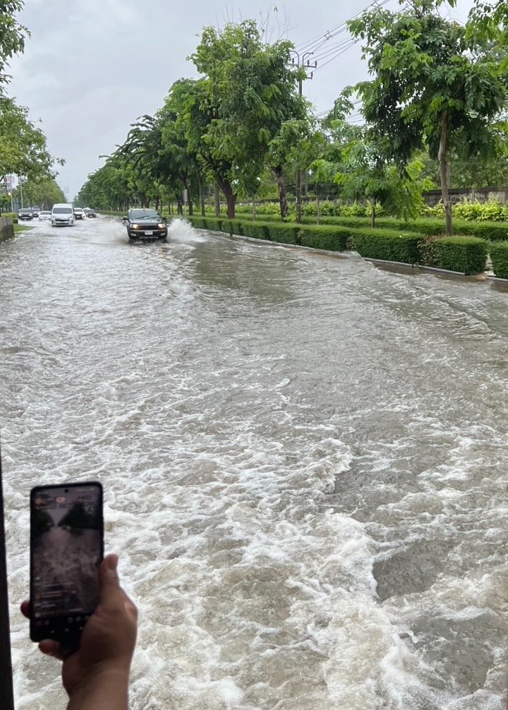 sonyasarann's tweet photo. ขอบคุณทุกคนมากๆน้าที่เป็นห่วงงงหนู♥️🥹 สำหรับวันพรุ่งนี้ งานจะยังคงดำเนินต่อไปนะคะ สำหรับแฟนๆทุกคน ถ้าเกิดว่าสถานการณ์ในพื้นที่ยังไม่ดีขึ้น ไม่เป็นไรเลยนะคะ ส่งกำลังใจจากทางบ้านได้เลย ซญเข้าใจมากๆ เหตุการ์ณทางธรรมชาติไม่มีใครอยากให้เกิดขึ้น  ทุกคนดูแลตัวเองกันด้วยนะคะ ระวังสัตว์มีพิษ และไฟฟ้ารั่วไหล อย่าเดินลุยน้ำกันน้า เป็นห่วงงงับ ซญจะรอเจอทุกคนงานหน้าน้า เราจะได้เจอกันแน่นอนคั้บ 

Thank you so much for worrying about me and for all your concern ♥️🥹

As for tomorrow, if the situation hasn’t gotten any better, it’s totally okay, everyone. You can just send your love and support from home. I completely understand. Natural disasters are something that none of us ever want to happen.

Please take good care of yourselves too, okay? I’ll be waiting to see you all at the next event. We’ll definitely get to see each other soon, I promise! ♥️