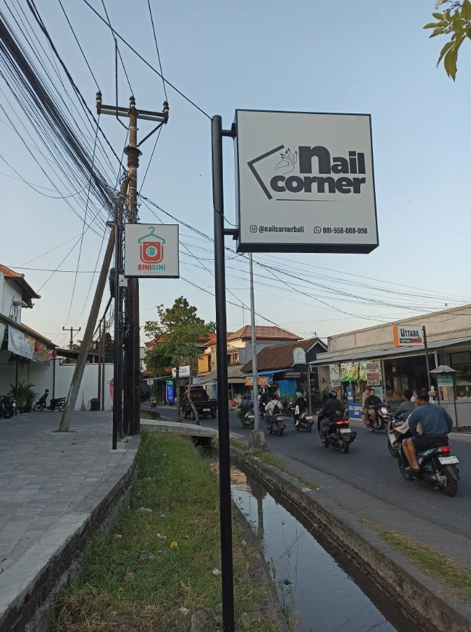 txtharihariWNI's tweet photo. SAYA KORBAN INVESTASI BODONG!! 😭

Kerugian saya? Hingga 3 digit.

Berawal dari keinginan istri untuk buka Nail Studio di Padonan, Canggu. Saya mulai ambil uang tabungan buat kontrak ruko, panggil tukang renovasi, beli perlengkapan nail, furniture, dan lain-lain.

Waktu itu saya masih tenang. Saya pikir, “Namanya juga modal usaha, buat jangka panjang.”

Sampai akhirnya saya merasa ada yang mulai nggak beres.

Karena sebagai investor, kok malah saya disuruh ikut kerja? Awalnya saya cuma keluar uang. 😭

Lalu tiba-tiba saya dipaksa jadi DESAINER INTERIOR.

“Coba deh buatin gambarannya.”

Besoknya jadi TUKANG BANGUNAN.

“Ini kok gini, tolong dibenerin.”

Besoknya lagi jadi TUKANG MEUBEL.

“Rakitin meja & kursinya, sama pasang rak ambalan di sini.”

Lusa jadi TUKANG LISTRIK.

“Kayaknya bagusan lampu dipindah sini, nggak sih?”

Belum selesai. Naik lagi menjadi TUKANG PIPA.

“Wastafel di toilet agak netes airnya.”

Dan entah bagaimana, saya juga merangkap sebagai mandor. 😭

Saat itu saya mulai berpikir:

“Ini investasi Nail Studio, atau saya sedang buka jasa renovasi?” 😂

Tapi karena sudah terlanjur, saya coba yakin buat lanjutkan.

Sampai pada akhirnya studio pun jadi dan NAIL CORNER mulai running.

Saya pikir setelah studio buka… SELESAI sudah kerjaan saya.

Ternyata…

Itu baru permulaan!! 😭

Suatu pagi, istri saya bilang:

“Anterin aku ke studio ya, banyak reservasi hari ini jadi harus bantuin anak-anak (nailist).”

Masalahnya…

Saya adalah orang yang biasa bangun siang. 😭

Tapi istri punya senjata rahasia.

“Anterin ya… nanti aku beliin kopi.”

Nah, ini yang bikin saya luluh, bangun, dan antar istri ke studio.

DAPET KOPI! ☕️

Tapi tahukah kalian?

Ternyata malamnya… HP saya diambil, dia buka m-banking dan TRANSFER.

Saya lihat.

“Ini apa?”

Dia jawab santai:

“Reimburse kopi kamu + snack & kopi aku tadi.”

LAAAAHHH. 😭

Dalam hati saya, ini nggak cuma investasi bodong, tapi saya masih kena tipu lagi. 😂

Belum selesai.

Ada hari di mana saya benar-benar masih ngantuk.

Istri: “Anterin aku ke studio ya.”

Saya: “Masih ngantuk… capek. Berangkat sendiri aja ya.”

Lalu keluarlah jurus andalannya:

Ambil HP saya, buka m-banking dan TRANSFER.

Saya tanya, “Lah, buat apa?”

Dia jawab:

“Bekal! Dah, pamit.”

Di momen ini kayaknya cocok pakai efek sound:

**“FAAAKKKKK!”** 😂

Belum selesai.

Karena studio rame, istri berencana nambah varian warna nail gel.

Tiba-tiba checkout toko orange. Saya lihat hampir Rp4 juta.

Katanya dia beli yang bagus.

Ambil HP saya, buka m-banking dan TRANSFER lagi. 😭

Nggak lama, saya baru sadar dan bilang:

“Kan ada di rekening studio duit dari customer, harusnya itu dimasukin pengeluaran.”

Lagi-lagi dengan santai dia jawab:

“Duit studio (masuk ke rekening istri) nggak boleh diotak-atik.”

FAAAKKKKK... 😅😂

Sampai sekarang saya nggak tahu ini model investasi macam apa.

Tapi dari semua kejadian itu, banyak hal yang saya syukuri:

* Ada nailist yang dapat kerjaan.
* Ada customer yang reservasi.
* Ada yang senyum puas, datang lagi, dan merekomendasikan ke temannya.

Dan istri saya…

Yang awalnya cuma bilang:

“Pengen punya Nail Studio sendiri.”

Sekarang benar-benar punya tempat yang dia bangun dengan segala drama di baliknya.

Jadi kalau suatu hari nanti kalian datang ke NAIL CORNER di Padonan–Canggu, kalian mungkin cuma melihat:

* tempat & suasana yang nyaman
* nailist yang kerja detail
* customer yang sedang nail treatment

Tapi kalian nggak tahu…

Di balik tempat itu ada seorang suami yang tabungannya perlahan berubah menjadi:

Ruko, meja, kursi, sofa, AC, lampu, peralatan, rak, dan…

**SEGUDANG PEKERJAAN YANG TIDAK PERNAH ADA DI JOB DESCRIPTION.** 😅😂

Ini adalah salah satu investasi saya.

Kalau ditanya:

“Sharing profit-nya berapa?”

Saya juga belum tahu. 😂

Yang saya tahu…

Istri saya bahagia.

Studionya jalan.

Customer mulai berdatangan.

Dan saya…

Masih sering disuruh bangun pagi. 😂

Jadi, jika suatu hari nanti kalian treatment di Nail Corner dan ketemu istri saya, tolong bilangin:

Kurang-kurangin ngerepotin suaminya ya…” 😅

Kalau kalian jadi suami yang mengalami “investasi” model begini, bakal tetap dianggap investasi atau sudah masuk kategori kerja rodi?