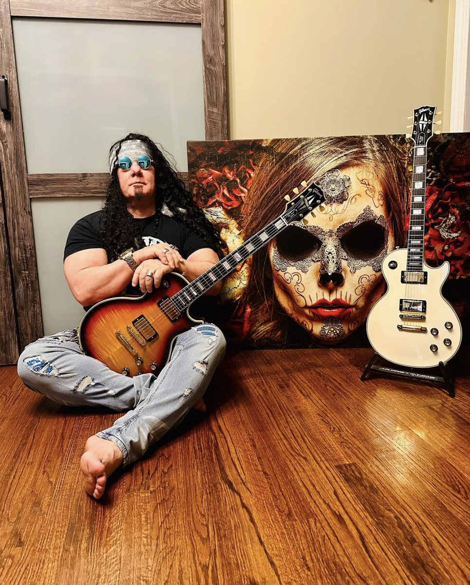 KippAngel's tweet photo. Everyone have a great weekend @uproarinhouston @Marcludeman1 @HoneyBoneRush @Ap3hang3rs @EdenLake @BlackSabbath @OzzyOsbourne @fckfmrocks @OzzysBoneyard @gibsonguitar @GibsonGarage @CustomGibson @Gueikian @GibsonGuitarUK @gibsongermany @TheWhiskyAGoGo @KippAngel #livelife #lovelife