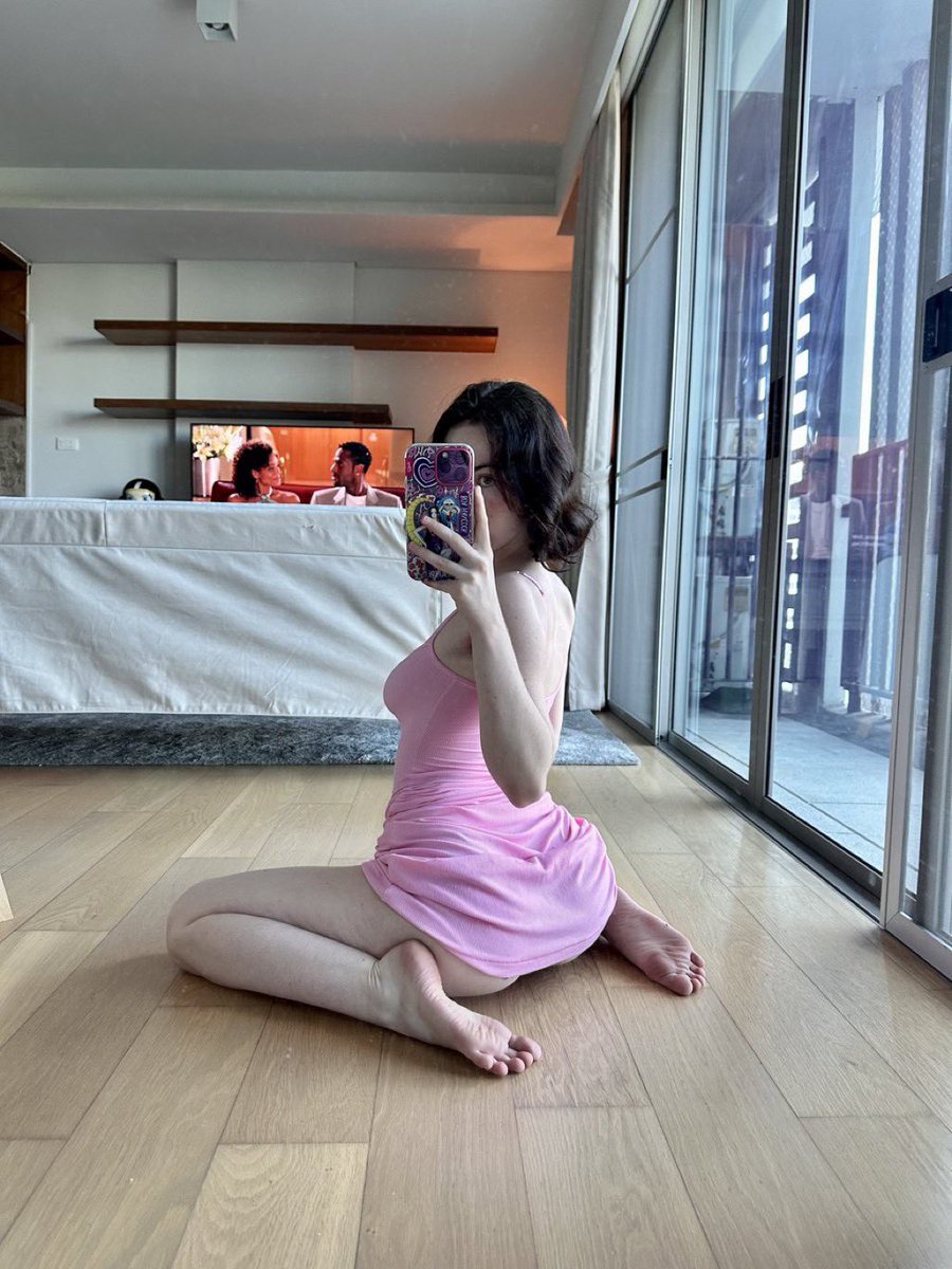 Pinkgirlforyou's tweet photo. Mirror 🪞 https://t.co/4t4CiD7nIF