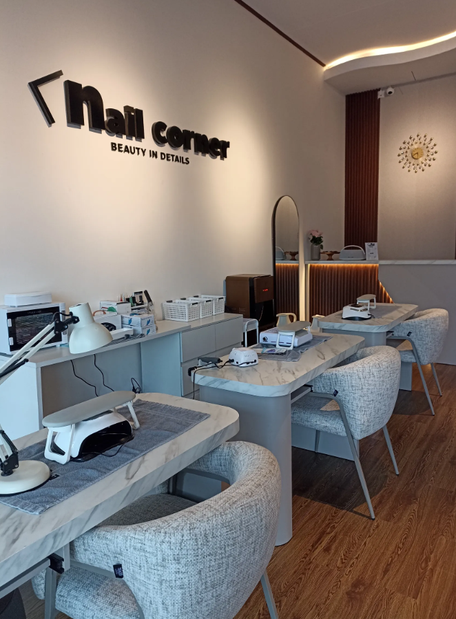 txtharihariWNI's tweet photo. SAYA KORBAN INVESTASI BODONG!! 😭

Kerugian saya? Hingga 3 digit.

Berawal dari keinginan istri untuk buka Nail Studio di Padonan, Canggu. Saya mulai ambil uang tabungan buat kontrak ruko, panggil tukang renovasi, beli perlengkapan nail, furniture, dan lain-lain.

Waktu itu saya masih tenang. Saya pikir, “Namanya juga modal usaha, buat jangka panjang.”

Sampai akhirnya saya merasa ada yang mulai nggak beres.

Karena sebagai investor, kok malah saya disuruh ikut kerja? Awalnya saya cuma keluar uang. 😭

Lalu tiba-tiba saya dipaksa jadi DESAINER INTERIOR.

“Coba deh buatin gambarannya.”

Besoknya jadi TUKANG BANGUNAN.

“Ini kok gini, tolong dibenerin.”

Besoknya lagi jadi TUKANG MEUBEL.

“Rakitin meja & kursinya, sama pasang rak ambalan di sini.”

Lusa jadi TUKANG LISTRIK.

“Kayaknya bagusan lampu dipindah sini, nggak sih?”

Belum selesai. Naik lagi menjadi TUKANG PIPA.

“Wastafel di toilet agak netes airnya.”

Dan entah bagaimana, saya juga merangkap sebagai mandor. 😭

Saat itu saya mulai berpikir:

“Ini investasi Nail Studio, atau saya sedang buka jasa renovasi?” 😂

Tapi karena sudah terlanjur, saya coba yakin buat lanjutkan.

Sampai pada akhirnya studio pun jadi dan NAIL CORNER mulai running.

Saya pikir setelah studio buka… SELESAI sudah kerjaan saya.

Ternyata…

Itu baru permulaan!! 😭

Suatu pagi, istri saya bilang:

“Anterin aku ke studio ya, banyak reservasi hari ini jadi harus bantuin anak-anak (nailist).”

Masalahnya…

Saya adalah orang yang biasa bangun siang. 😭

Tapi istri punya senjata rahasia.

“Anterin ya… nanti aku beliin kopi.”

Nah, ini yang bikin saya luluh, bangun, dan antar istri ke studio.

DAPET KOPI! ☕️

Tapi tahukah kalian?

Ternyata malamnya… HP saya diambil, dia buka m-banking dan TRANSFER.

Saya lihat.

“Ini apa?”

Dia jawab santai:

“Reimburse kopi kamu + snack & kopi aku tadi.”

LAAAAHHH. 😭

Dalam hati saya, ini nggak cuma investasi bodong, tapi saya masih kena tipu lagi. 😂

Belum selesai.

Ada hari di mana saya benar-benar masih ngantuk.

Istri: “Anterin aku ke studio ya.”

Saya: “Masih ngantuk… capek. Berangkat sendiri aja ya.”

Lalu keluarlah jurus andalannya:

Ambil HP saya, buka m-banking dan TRANSFER.

Saya tanya, “Lah, buat apa?”

Dia jawab:

“Bekal! Dah, pamit.”

Di momen ini kayaknya cocok pakai efek sound:

**“FAAAKKKKK!”** 😂

Belum selesai.

Karena studio rame, istri berencana nambah varian warna nail gel.

Tiba-tiba checkout toko orange. Saya lihat hampir Rp4 juta.

Katanya dia beli yang bagus.

Ambil HP saya, buka m-banking dan TRANSFER lagi. 😭

Nggak lama, saya baru sadar dan bilang:

“Kan ada di rekening studio duit dari customer, harusnya itu dimasukin pengeluaran.”

Lagi-lagi dengan santai dia jawab:

“Duit studio (masuk ke rekening istri) nggak boleh diotak-atik.”

FAAAKKKKK... 😅😂

Sampai sekarang saya nggak tahu ini model investasi macam apa.

Tapi dari semua kejadian itu, banyak hal yang saya syukuri:

* Ada nailist yang dapat kerjaan.
* Ada customer yang reservasi.
* Ada yang senyum puas, datang lagi, dan merekomendasikan ke temannya.

Dan istri saya…

Yang awalnya cuma bilang:

“Pengen punya Nail Studio sendiri.”

Sekarang benar-benar punya tempat yang dia bangun dengan segala drama di baliknya.

Jadi kalau suatu hari nanti kalian datang ke NAIL CORNER di Padonan–Canggu, kalian mungkin cuma melihat:

* tempat & suasana yang nyaman
* nailist yang kerja detail
* customer yang sedang nail treatment

Tapi kalian nggak tahu…

Di balik tempat itu ada seorang suami yang tabungannya perlahan berubah menjadi:

Ruko, meja, kursi, sofa, AC, lampu, peralatan, rak, dan…

**SEGUDANG PEKERJAAN YANG TIDAK PERNAH ADA DI JOB DESCRIPTION.** 😅😂

Ini adalah salah satu investasi saya.

Kalau ditanya:

“Sharing profit-nya berapa?”

Saya juga belum tahu. 😂

Yang saya tahu…

Istri saya bahagia.

Studionya jalan.

Customer mulai berdatangan.

Dan saya…

Masih sering disuruh bangun pagi. 😂

Jadi, jika suatu hari nanti kalian treatment di Nail Corner dan ketemu istri saya, tolong bilangin:

Kurang-kurangin ngerepotin suaminya ya…” 😅

Kalau kalian jadi suami yang mengalami “investasi” model begini, bakal tetap dianggap investasi atau sudah masuk kategori kerja rodi?