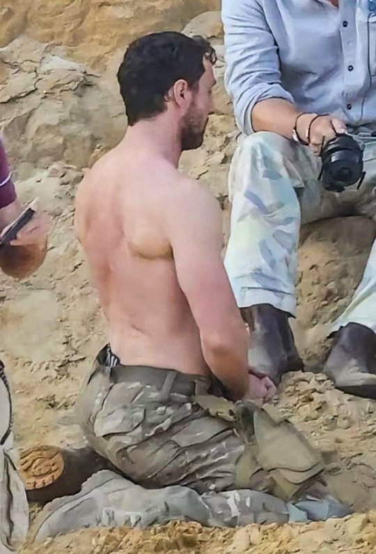 men29625's tweet photo. Aaron Taylor Johnson 🔥  in Fuze set film https://t.co/US4YlPRxwI