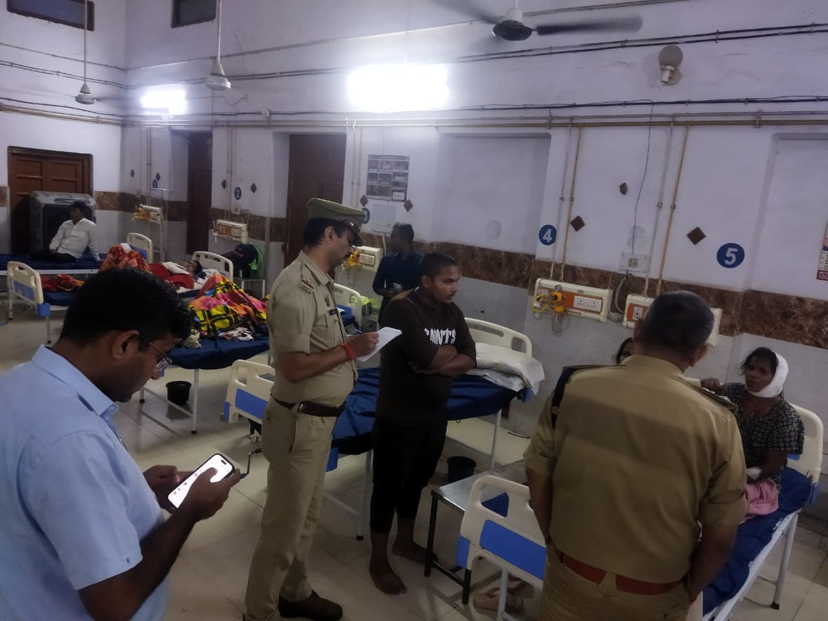 Dm_Gorakhpur's tweet photo. आज  जिला अस्पताल में धर्मशाला पर पेड़ गिरने से घायल हुए लोगों को  मुलाकात कर स्वास्थ्य एवं इलाज के बारे में जानकारी ली राहत और समुचित इलाज के लिए दिया आवश्यक निर्देश | @UPGovt 
@CMOfficeUP 
@InfoDeptUP https://t.co/twr0awNRJO