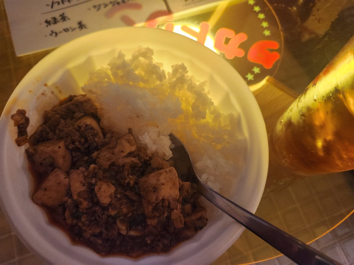 Waka_x555's tweet photo. 旧温泉？銭湯？でやるライブ、めちゃくちゃ雰囲気がよいです。このテーブルも良い。そして、窓さんが作った麻婆豆腐！！ご馳走さまでした🙏
番台からお見送りしていただいたのが、めちゃくちゃ高かったので面白くて写真撮らせて貰ってしまった(笑)お茶目な方だ(*^^*) https://t.co/qlRNQLZLMK