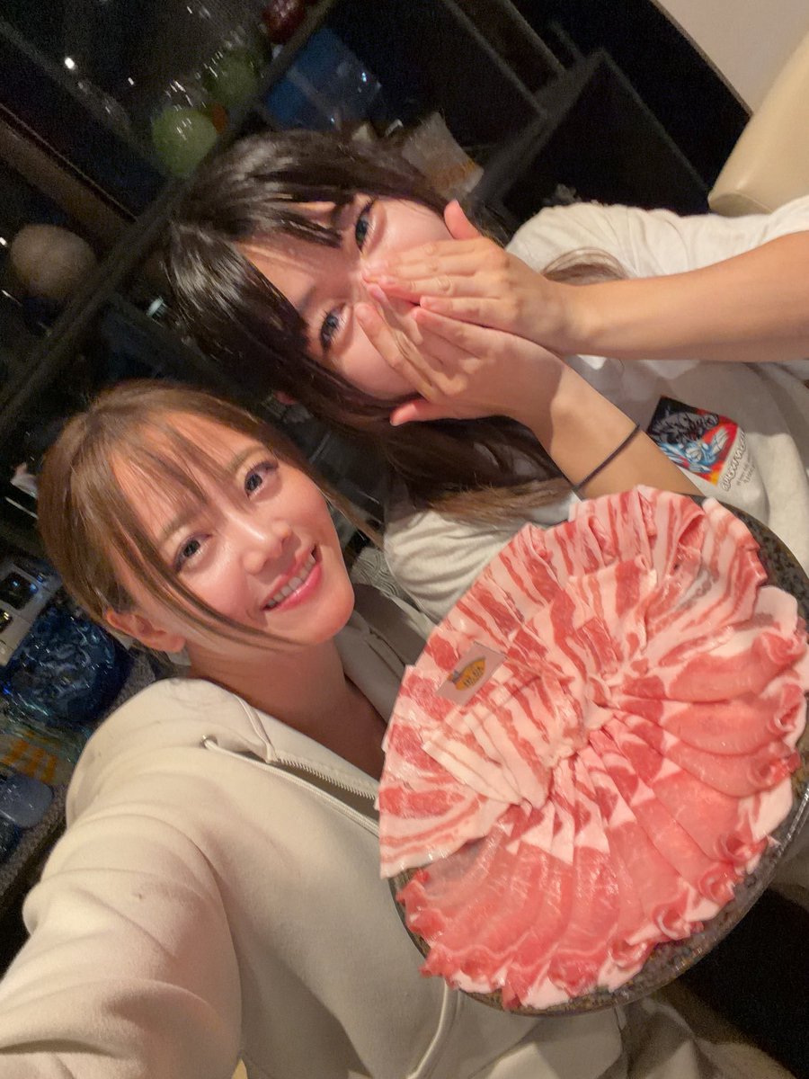 MayuIwatani's tweet photo. ちなみにAIと一緒なのよ〜😃
今日から３日間ずーっと、ずーーーーぅっと一緒なの☺️意外な組み合わせでしょ😚？ https://t.co/O9D6DSK9rv
