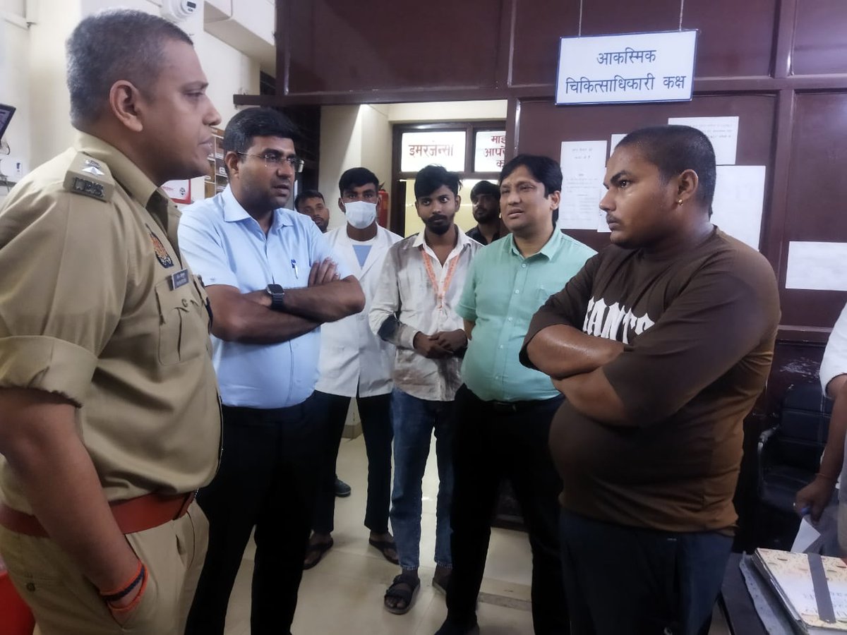 Dm_Gorakhpur's tweet photo. आज  जिला अस्पताल में धर्मशाला पर पेड़ गिरने से घायल हुए लोगों को  मुलाकात कर स्वास्थ्य एवं इलाज के बारे में जानकारी ली राहत और समुचित इलाज के लिए दिया आवश्यक निर्देश | @UPGovt 
@CMOfficeUP 
@InfoDeptUP https://t.co/twr0awNRJO