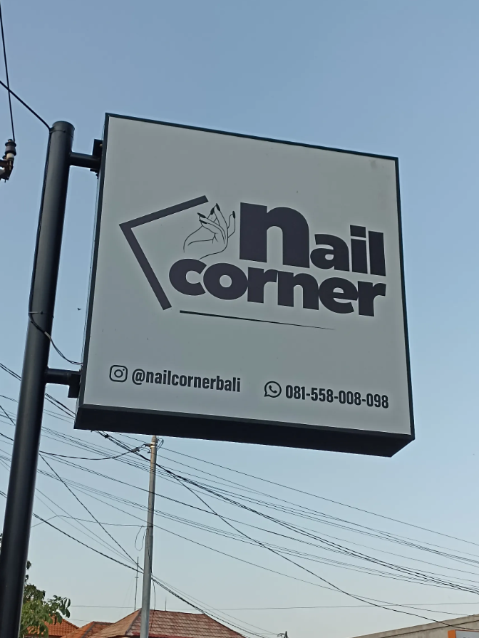 txtharihariWNI's tweet photo. SAYA KORBAN INVESTASI BODONG!! 😭

Kerugian saya? Hingga 3 digit.

Berawal dari keinginan istri untuk buka Nail Studio di Padonan, Canggu. Saya mulai ambil uang tabungan buat kontrak ruko, panggil tukang renovasi, beli perlengkapan nail, furniture, dan lain-lain.

Waktu itu saya masih tenang. Saya pikir, “Namanya juga modal usaha, buat jangka panjang.”

Sampai akhirnya saya merasa ada yang mulai nggak beres.

Karena sebagai investor, kok malah saya disuruh ikut kerja? Awalnya saya cuma keluar uang. 😭

Lalu tiba-tiba saya dipaksa jadi DESAINER INTERIOR.

“Coba deh buatin gambarannya.”

Besoknya jadi TUKANG BANGUNAN.

“Ini kok gini, tolong dibenerin.”

Besoknya lagi jadi TUKANG MEUBEL.

“Rakitin meja & kursinya, sama pasang rak ambalan di sini.”

Lusa jadi TUKANG LISTRIK.

“Kayaknya bagusan lampu dipindah sini, nggak sih?”

Belum selesai. Naik lagi menjadi TUKANG PIPA.

“Wastafel di toilet agak netes airnya.”

Dan entah bagaimana, saya juga merangkap sebagai mandor. 😭

Saat itu saya mulai berpikir:

“Ini investasi Nail Studio, atau saya sedang buka jasa renovasi?” 😂

Tapi karena sudah terlanjur, saya coba yakin buat lanjutkan.

Sampai pada akhirnya studio pun jadi dan NAIL CORNER mulai running.

Saya pikir setelah studio buka… SELESAI sudah kerjaan saya.

Ternyata…

Itu baru permulaan!! 😭

Suatu pagi, istri saya bilang:

“Anterin aku ke studio ya, banyak reservasi hari ini jadi harus bantuin anak-anak (nailist).”

Masalahnya…

Saya adalah orang yang biasa bangun siang. 😭

Tapi istri punya senjata rahasia.

“Anterin ya… nanti aku beliin kopi.”

Nah, ini yang bikin saya luluh, bangun, dan antar istri ke studio.

DAPET KOPI! ☕️

Tapi tahukah kalian?

Ternyata malamnya… HP saya diambil, dia buka m-banking dan TRANSFER.

Saya lihat.

“Ini apa?”

Dia jawab santai:

“Reimburse kopi kamu + snack & kopi aku tadi.”

LAAAAHHH. 😭

Dalam hati saya, ini nggak cuma investasi bodong, tapi saya masih kena tipu lagi. 😂

Belum selesai.

Ada hari di mana saya benar-benar masih ngantuk.

Istri: “Anterin aku ke studio ya.”

Saya: “Masih ngantuk… capek. Berangkat sendiri aja ya.”

Lalu keluarlah jurus andalannya:

Ambil HP saya, buka m-banking dan TRANSFER.

Saya tanya, “Lah, buat apa?”

Dia jawab:

“Bekal! Dah, pamit.”

Di momen ini kayaknya cocok pakai efek sound:

**“FAAAKKKKK!”** 😂

Belum selesai.

Karena studio rame, istri berencana nambah varian warna nail gel.

Tiba-tiba checkout toko orange. Saya lihat hampir Rp4 juta.

Katanya dia beli yang bagus.

Ambil HP saya, buka m-banking dan TRANSFER lagi. 😭

Nggak lama, saya baru sadar dan bilang:

“Kan ada di rekening studio duit dari customer, harusnya itu dimasukin pengeluaran.”

Lagi-lagi dengan santai dia jawab:

“Duit studio (masuk ke rekening istri) nggak boleh diotak-atik.”

FAAAKKKKK... 😅😂

Sampai sekarang saya nggak tahu ini model investasi macam apa.

Tapi dari semua kejadian itu, banyak hal yang saya syukuri:

* Ada nailist yang dapat kerjaan.
* Ada customer yang reservasi.
* Ada yang senyum puas, datang lagi, dan merekomendasikan ke temannya.

Dan istri saya…

Yang awalnya cuma bilang:

“Pengen punya Nail Studio sendiri.”

Sekarang benar-benar punya tempat yang dia bangun dengan segala drama di baliknya.

Jadi kalau suatu hari nanti kalian datang ke NAIL CORNER di Padonan–Canggu, kalian mungkin cuma melihat:

* tempat & suasana yang nyaman
* nailist yang kerja detail
* customer yang sedang nail treatment

Tapi kalian nggak tahu…

Di balik tempat itu ada seorang suami yang tabungannya perlahan berubah menjadi:

Ruko, meja, kursi, sofa, AC, lampu, peralatan, rak, dan…

**SEGUDANG PEKERJAAN YANG TIDAK PERNAH ADA DI JOB DESCRIPTION.** 😅😂

Ini adalah salah satu investasi saya.

Kalau ditanya:

“Sharing profit-nya berapa?”

Saya juga belum tahu. 😂

Yang saya tahu…

Istri saya bahagia.

Studionya jalan.

Customer mulai berdatangan.

Dan saya…

Masih sering disuruh bangun pagi. 😂

Jadi, jika suatu hari nanti kalian treatment di Nail Corner dan ketemu istri saya, tolong bilangin:

Kurang-kurangin ngerepotin suaminya ya…” 😅

Kalau kalian jadi suami yang mengalami “investasi” model begini, bakal tetap dianggap investasi atau sudah masuk kategori kerja rodi?