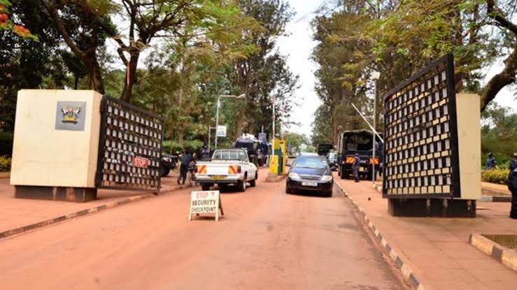 Akeda4's tweet photo. 26/09/1996:My first day at the University!

On this day, around this time 30 years ago, I landed at Makerere University straight out of Bushenyi to begin my future. My journey started in Bushenyi in a taxi. I then jumped on a Steyr bus in Mbarara that brought me to Kampala. From the bus park, I went straight to campus. I arrived with only my suitcase, and bought most of the other stuff including beddings from the bazaars.

After that long journey, the ups and downs of registration, and then moving around an unfamiliar campus, shopping for utilities, by night time I was totally exhausted but very excited at what the future held. 

As my roommates went out to the disco, I crashed straight into my bed until the following day. When I woke up, I attacked Makerere like a hungry hawker. I walked every corner of the university combing for OBs and friends. Along the way, I met my village mate nicknamed Sailor. 

Boy we teamed up and attacked Makerere, the famous 24/7 Bermuda Triangle at Wandegeya, hostels, and even went to town. We were on top of the world and we walked on Kampala roads like the real lords. We returned to campus for dinner and stormed the Freshers’ Ball at the Guild Canteen. I returned to my room early in the morning the following day. 

And that was our routine for most of the orientation week; we toured Kampala, explored every pocket of the university, and knocked on literally every door in the girls’ hostels. My bed hardly saw me. We sneaked in a few moments to finish all the registrations. As the week wore off, we became broke and it was also time to focus on studying. 

My 3 years at campus is one of the most consequential periods of my life. I finished my undergraduate studies, made many friends that helped me in pursuit of my career, and I made the most important decision of my life, accepting Jesus as my Lord and savior. If it wasn’t for Jesus I don’t think I would be looking at this day the same way. 

As we lace up for this year’s Makerere Run this weekend, I am also celebrating an anniversary of the impact the hill has had on my life.